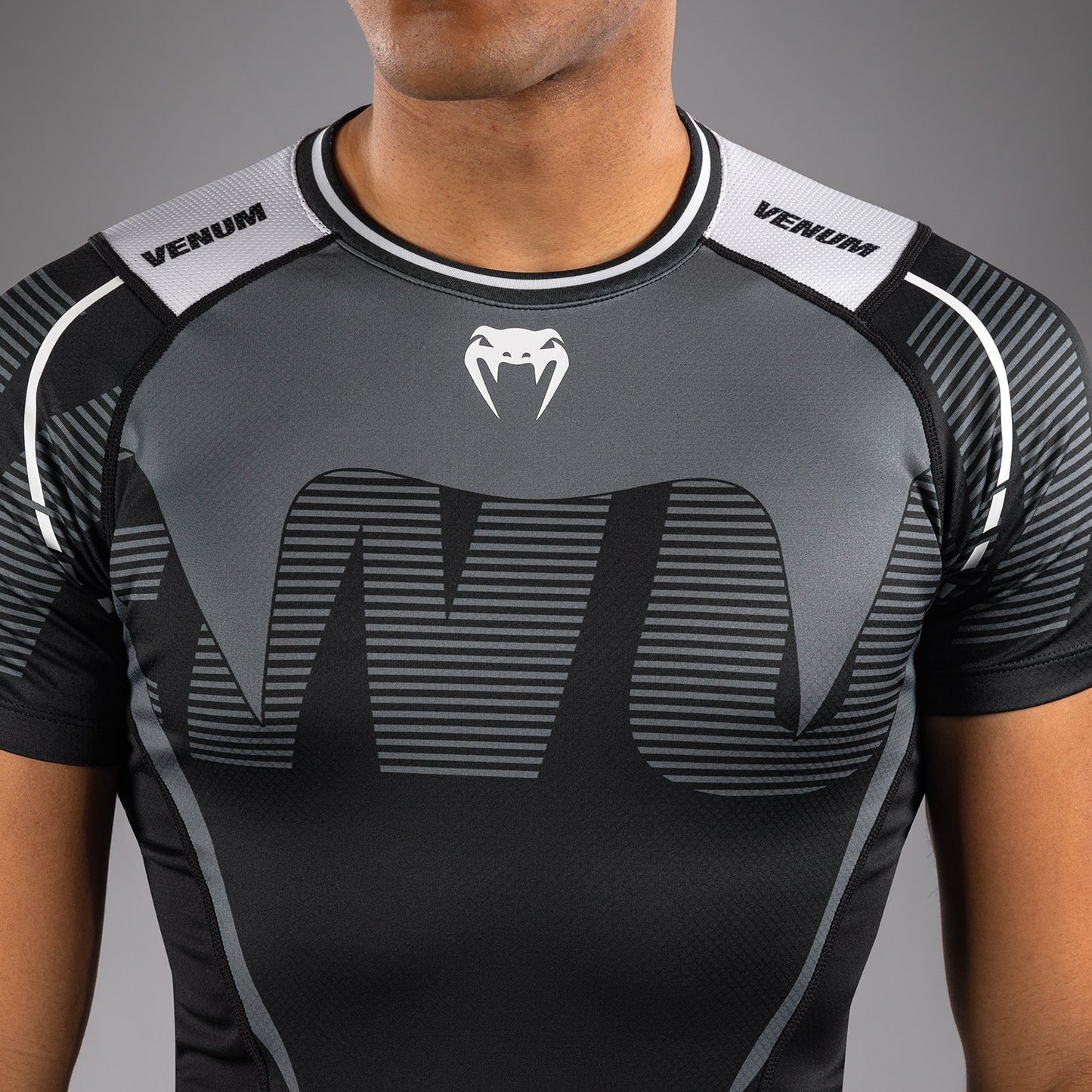 Venum Adrenaline Rashguard Manga Corta – Negro/Gris Plateado