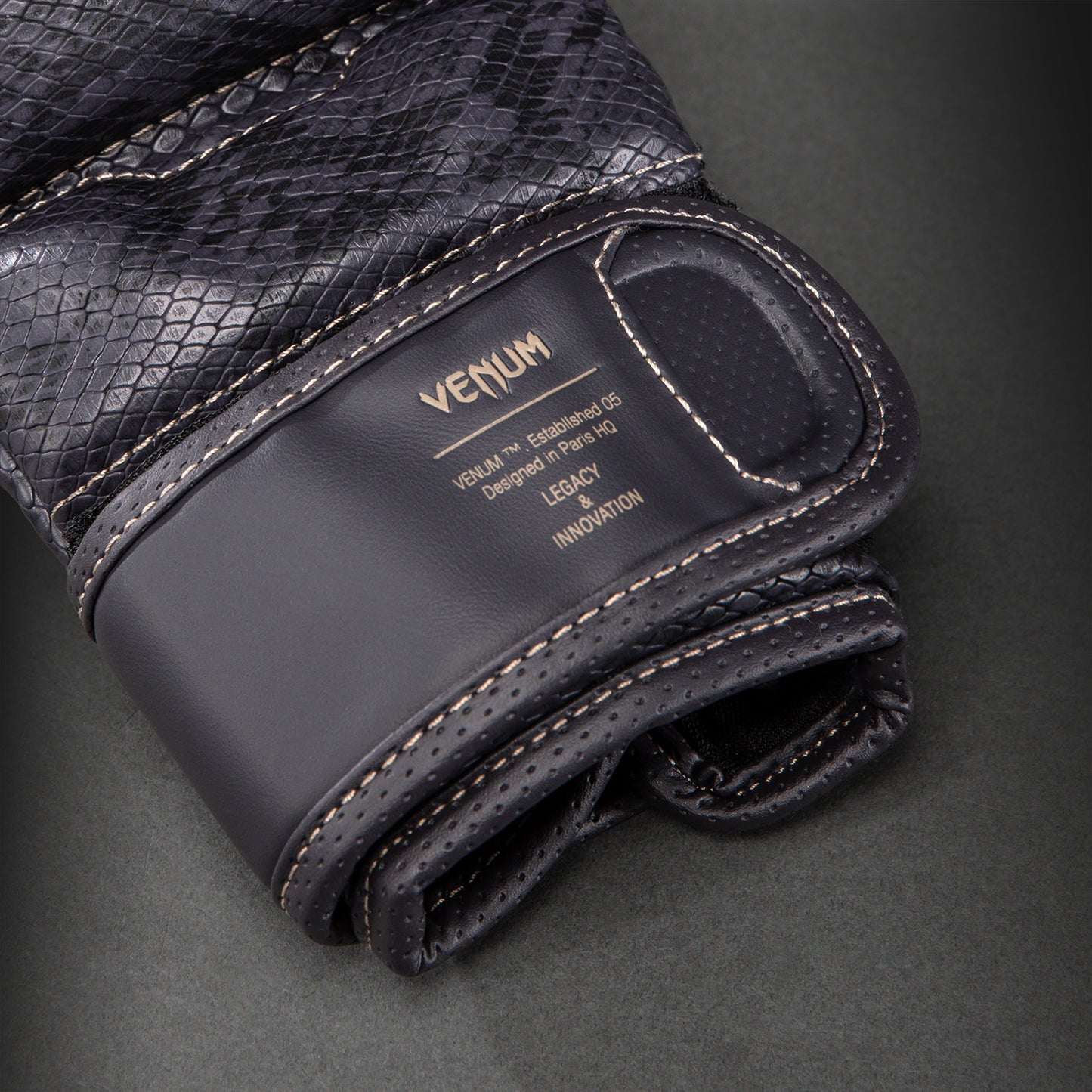 Venum x Chimaev Guantes de Sparring MMA - Negro/Oro