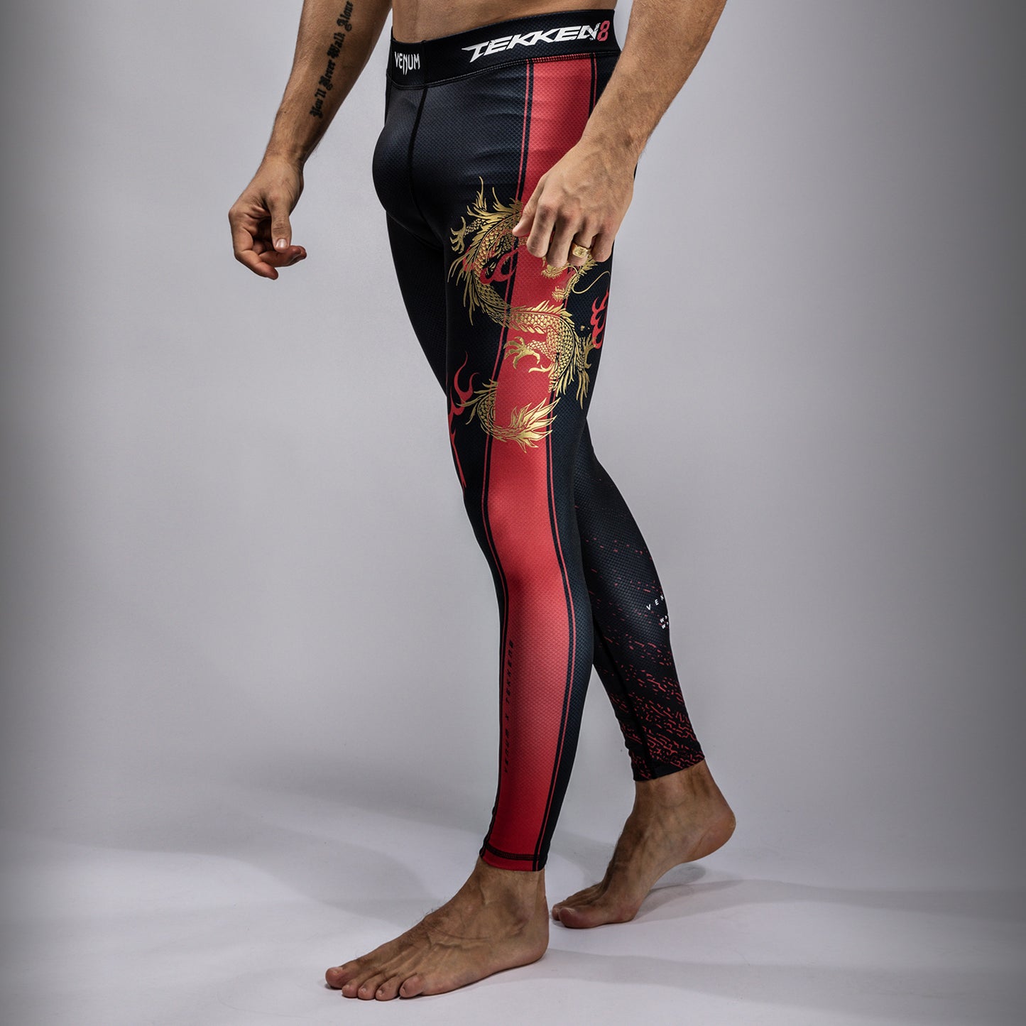 Venum x TEKKEN 8 - Marshall Law Mallas - Negro/Rojo/Dorado