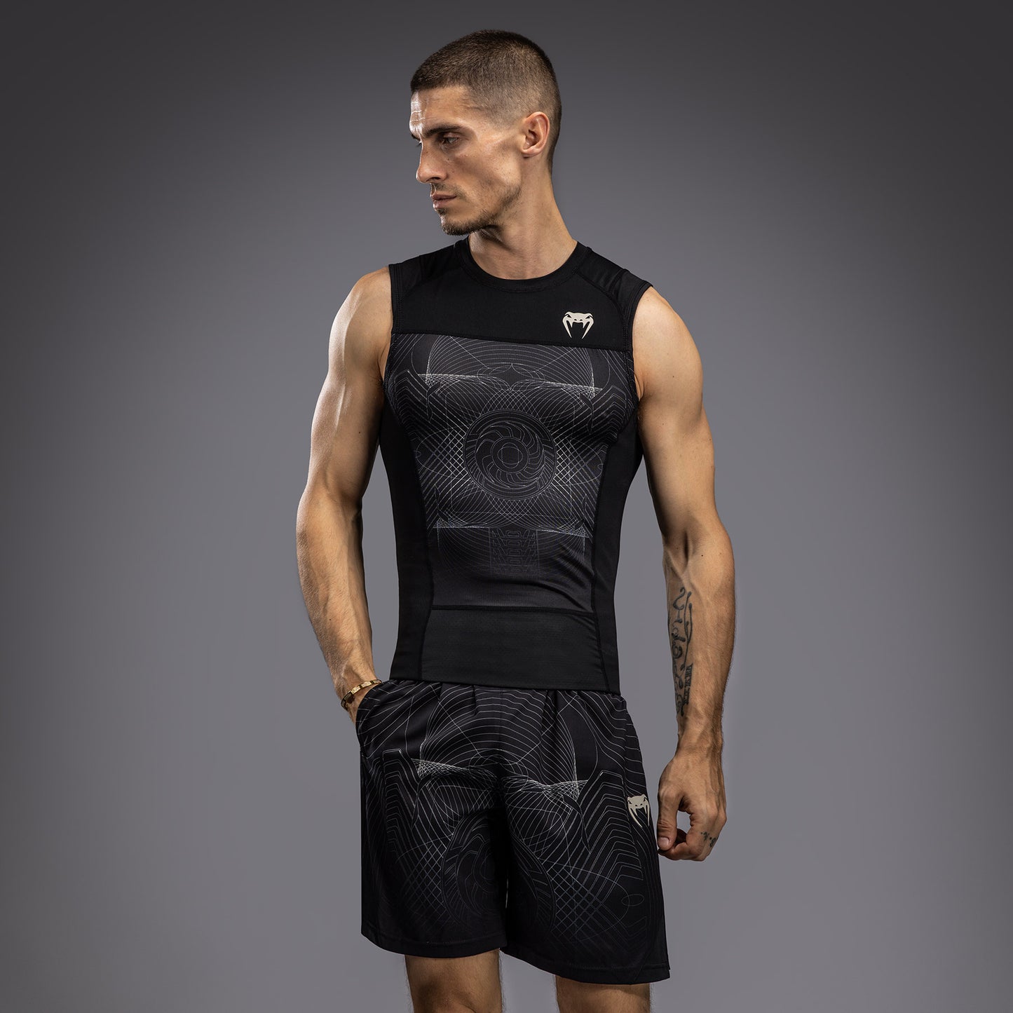 Venum G-Fit Air Rashguard sin Mangas para Hombre - Negro Profundo/Arena del desierto