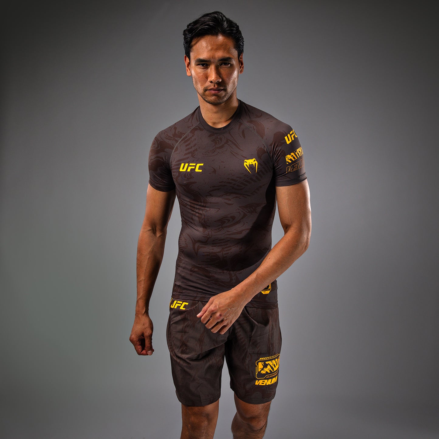 UFC Fusion by Venum Fight Week Rashguard de Manga Corta de Rendimiento para Hombre - Marrón tierra
