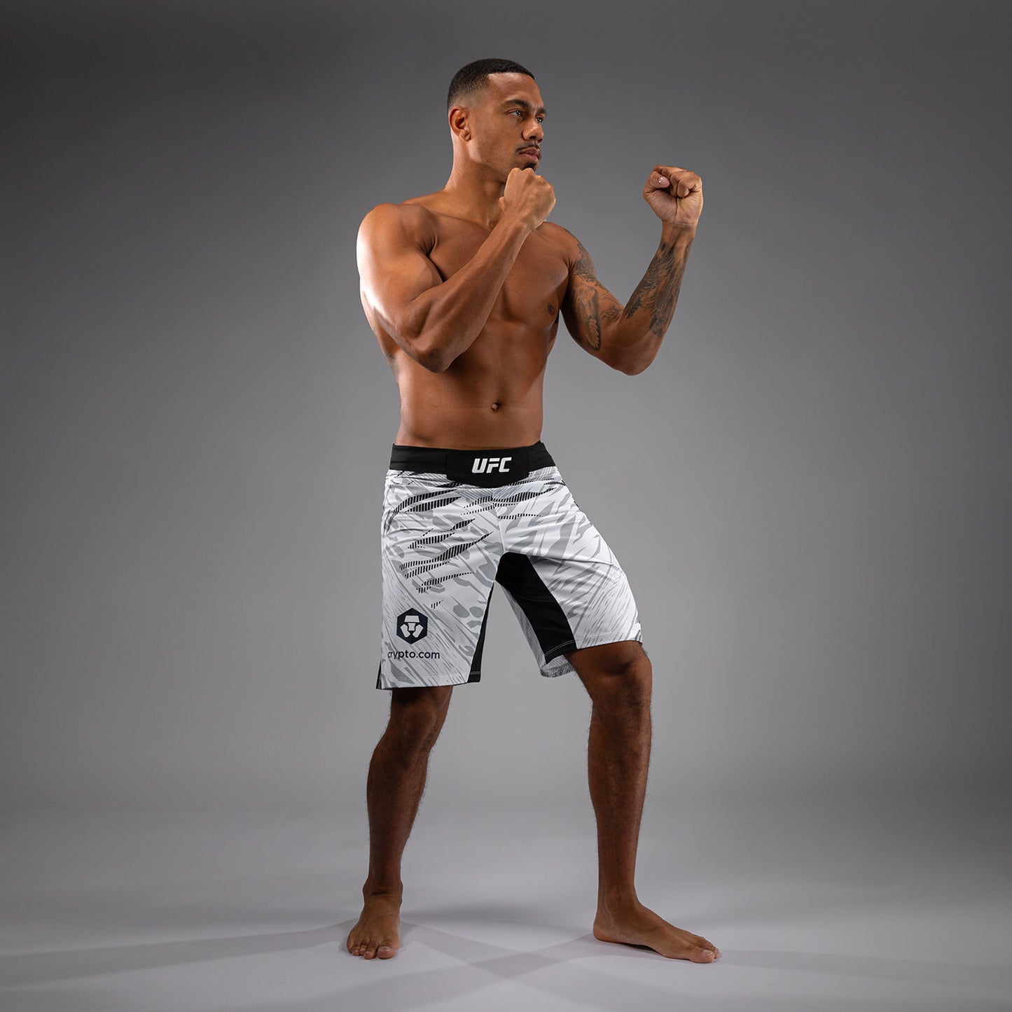 UFC Fusion by Venum Authentic Fight Night Shorts de Lucha para Hombre - Ajuste Largo - Blanco