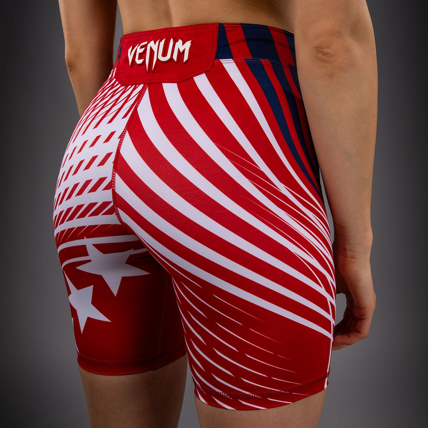 Official UFC Freedom 250 by Venum Authentic Vale Tudo Shorts de ajuste largo para mujer - Rojo