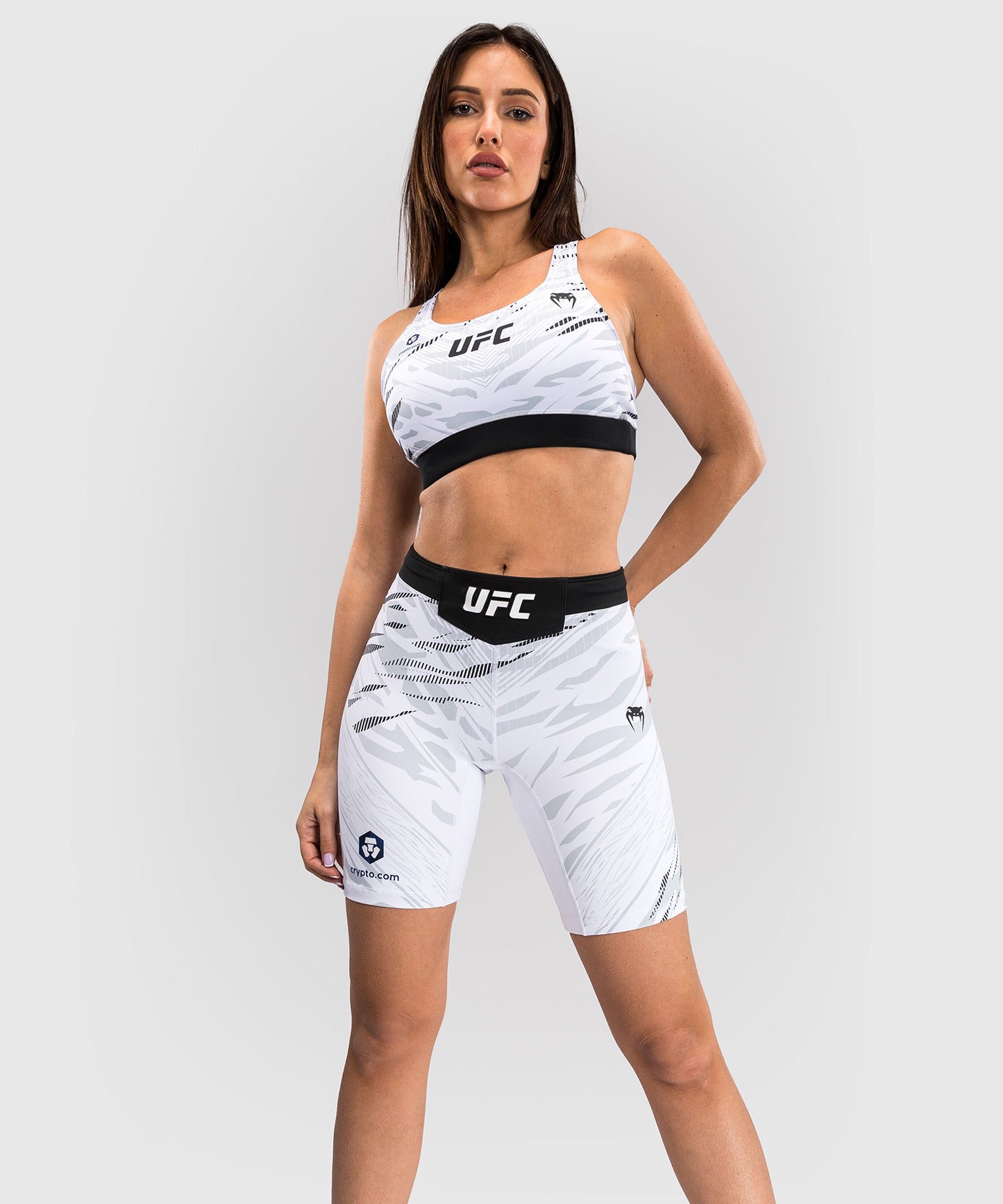 UFC Fusion by Venum Authentic Fight Night Vale Tudo Shorts para Mujer - Ajuste Largo - Blanco