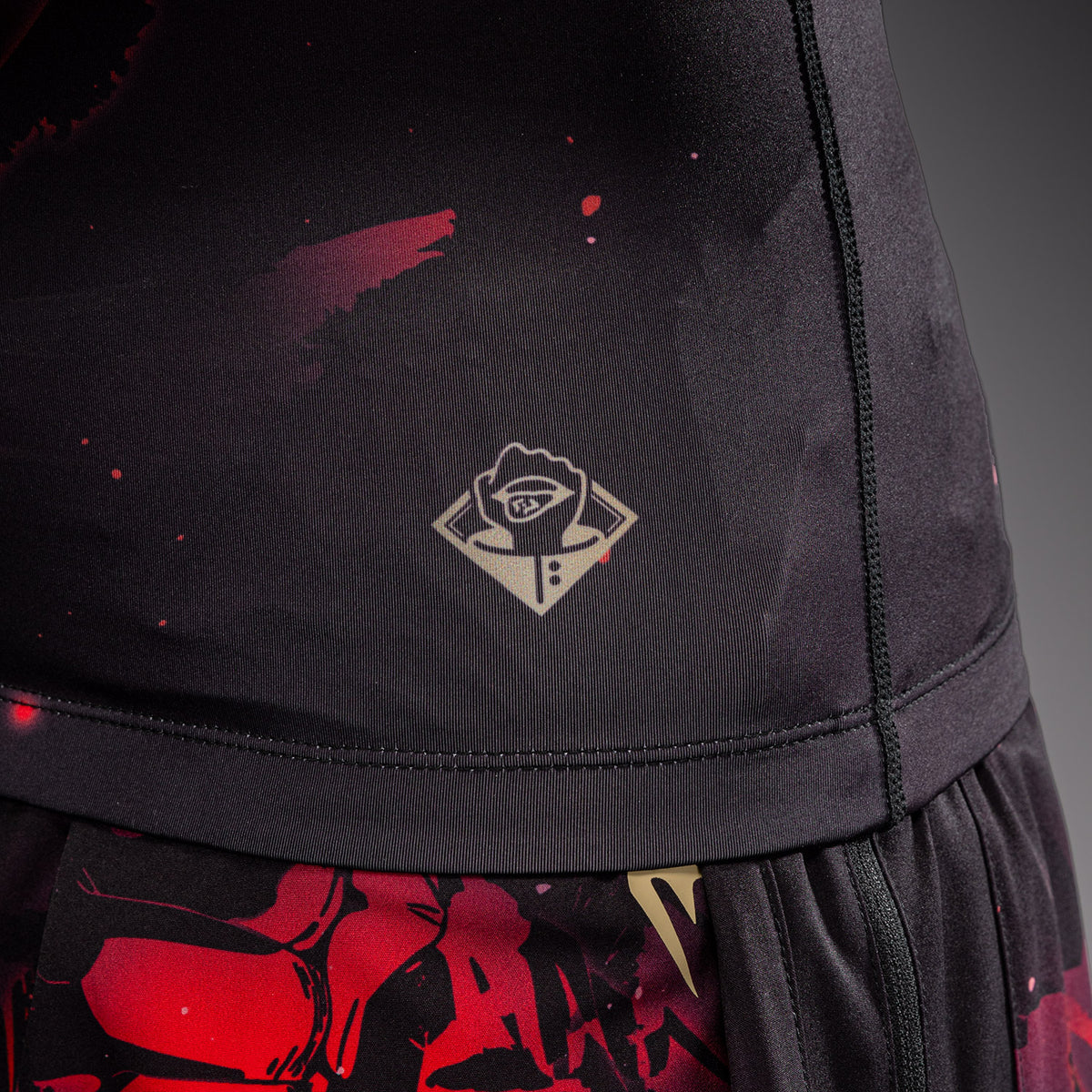 Jujutsu Kaisen x Venum Itadori Rashguard Manga Corta – Negro/Rojo