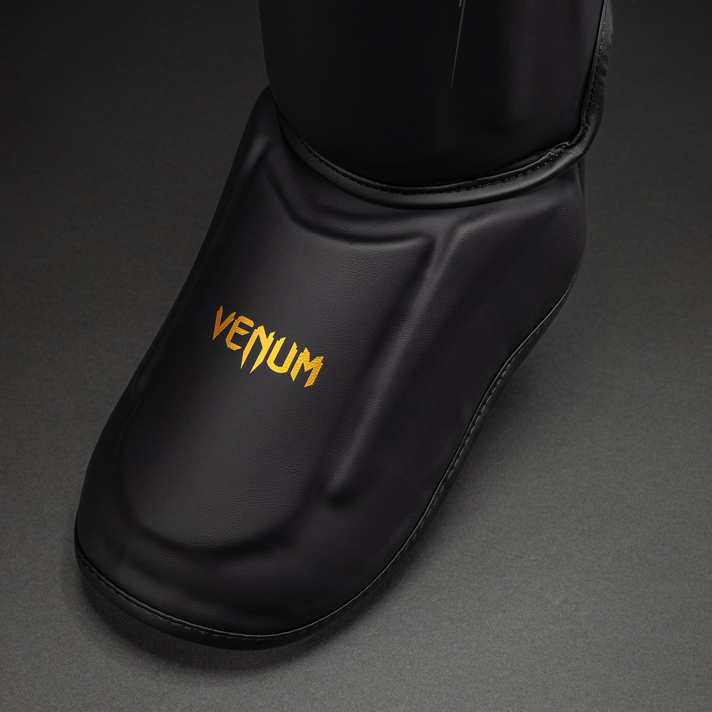 Venum Streamline Espinilleras – Negro/Oro