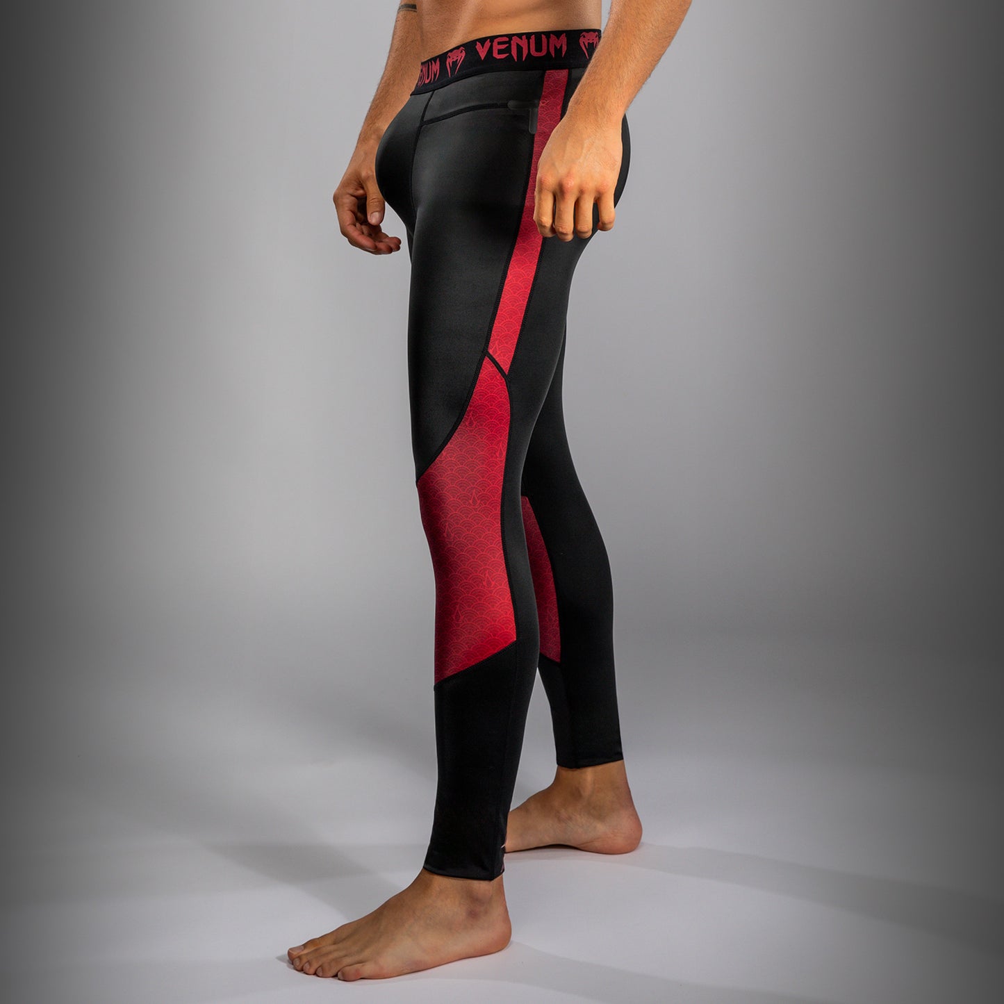Venum x Assassin’s Creed Shadows Mallas para Hombre - Burdeos/Negro.