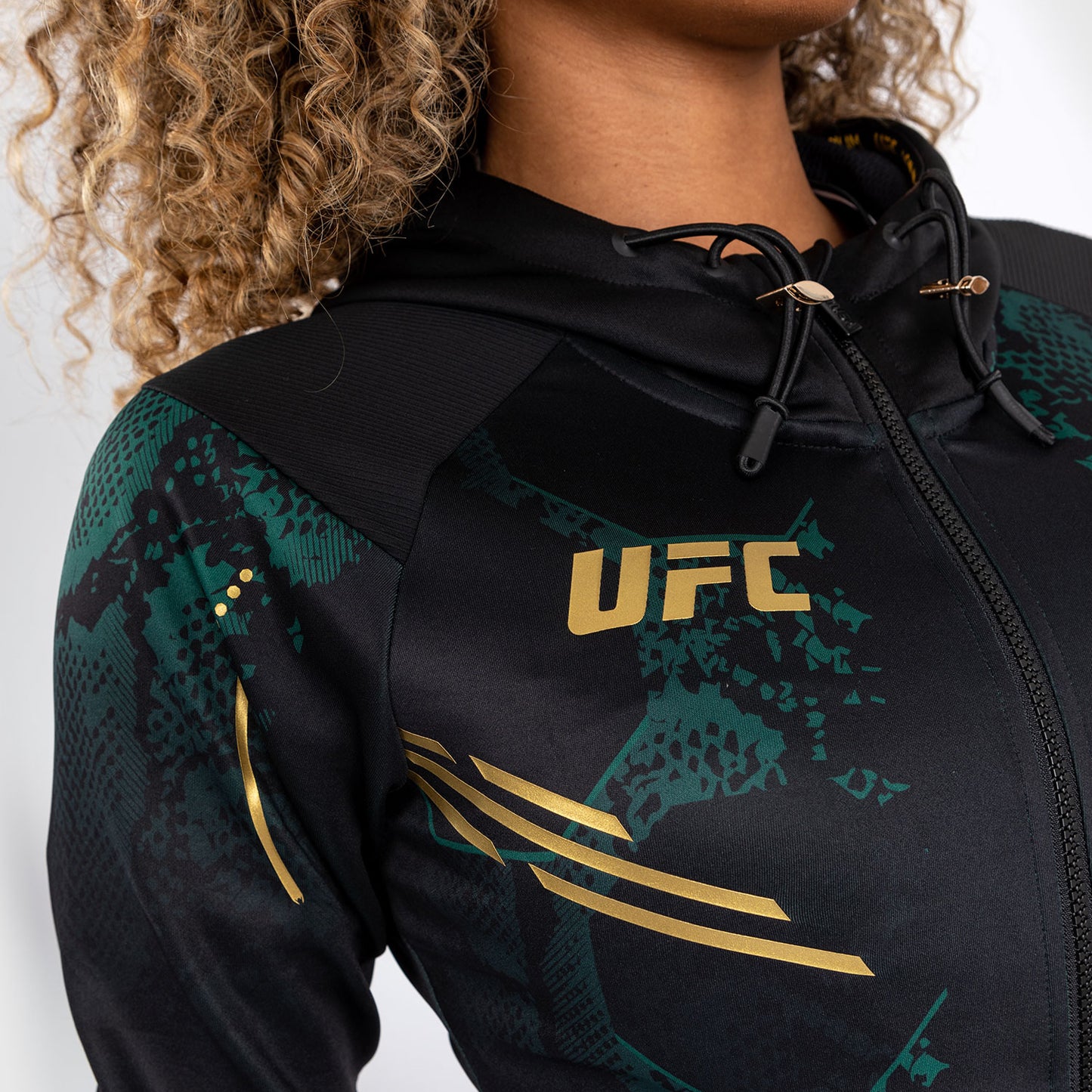 UFC Adrenaline by Venum Personalized Authentic Fight Night Sudadera con capucha Walkout para mujer - Emerald Edition - Verde/Negro/Dorado
