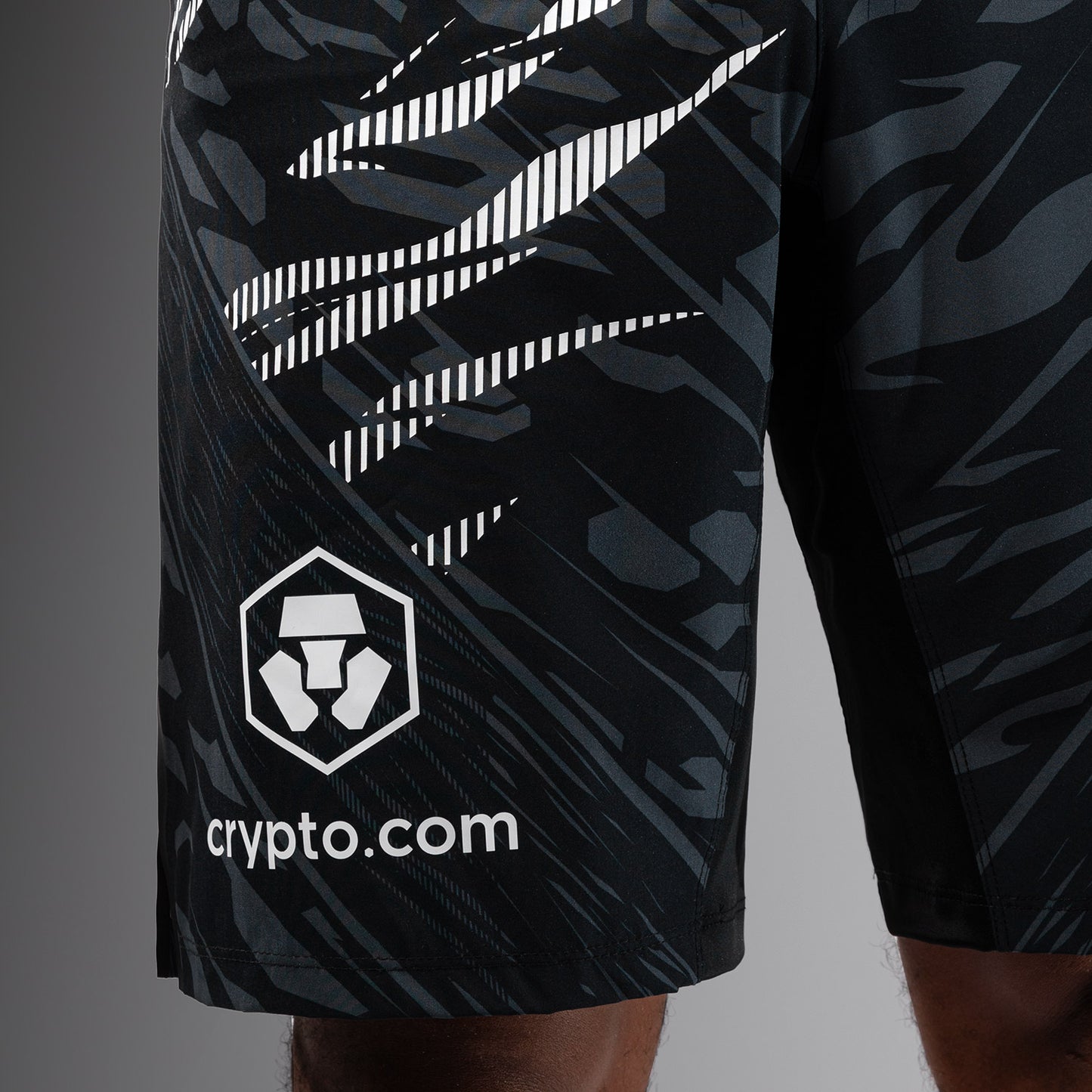 UFC Fusion by Venum Authentic Fight Night Shorts de Lucha para Hombre - Ajuste Largo - Negro