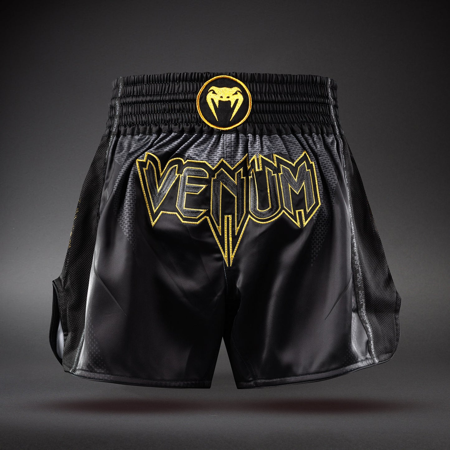 Venum G-Core Pantalón Corto de Muay Thai - Negro/Oro