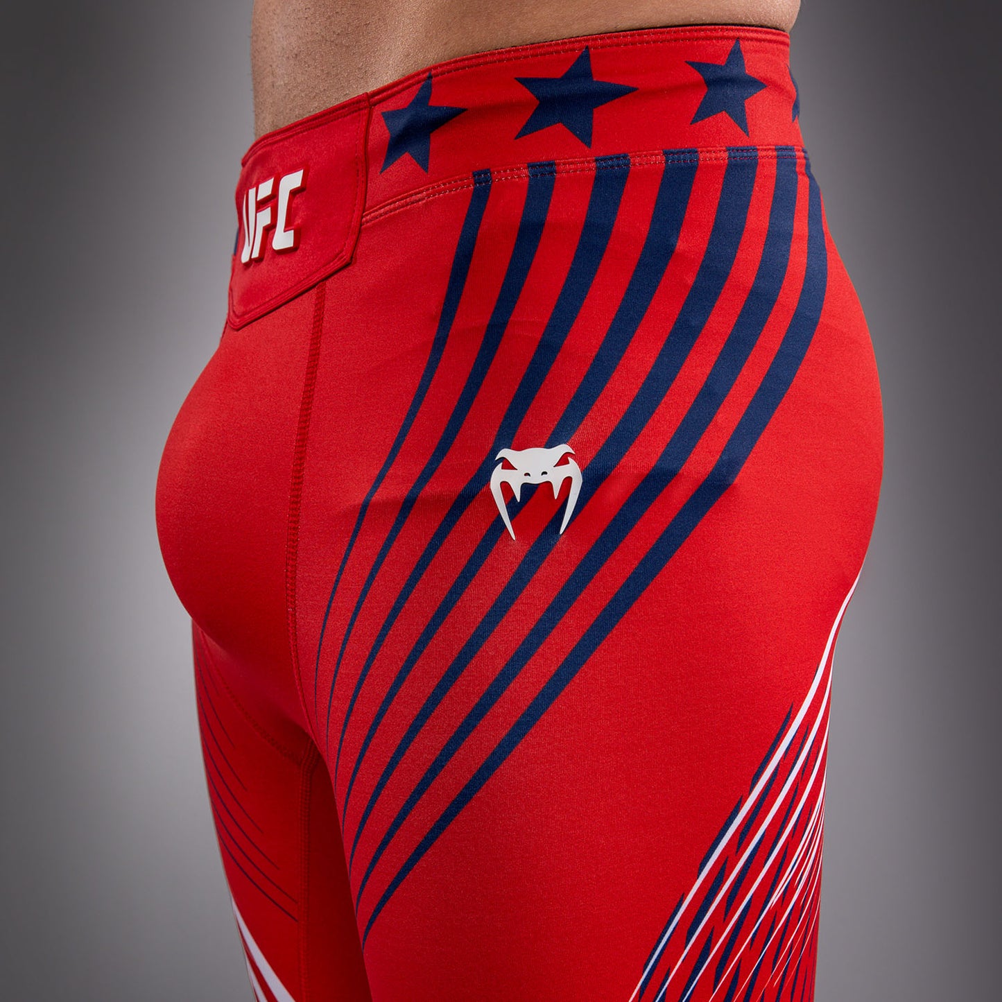 Official UFC Freedom 250 by Venum Authentic Fight Night Vale Tudo Shorts para hombre - Rojo