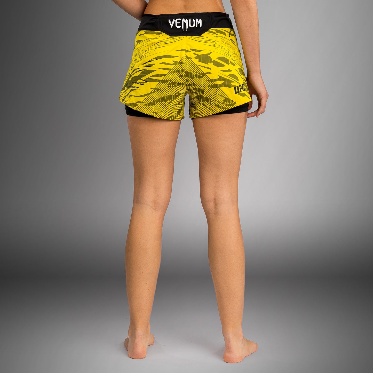 UFC Fusion by Venum Authentic Fight Night Shorts de Lucha para Mujer - Amarillo