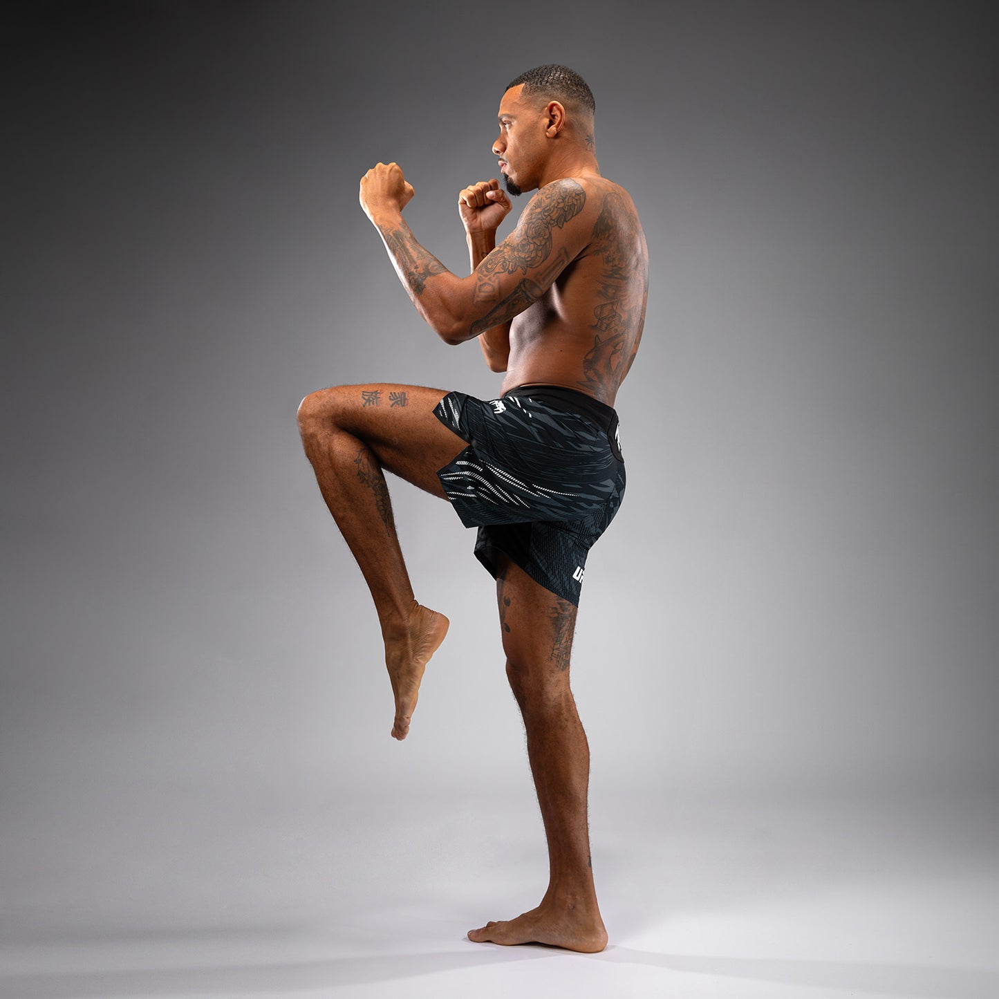 UFC Fusion by Venum Authentic Fight Night Shorts de Lucha para Hombre - Ajuste Corto - Negro