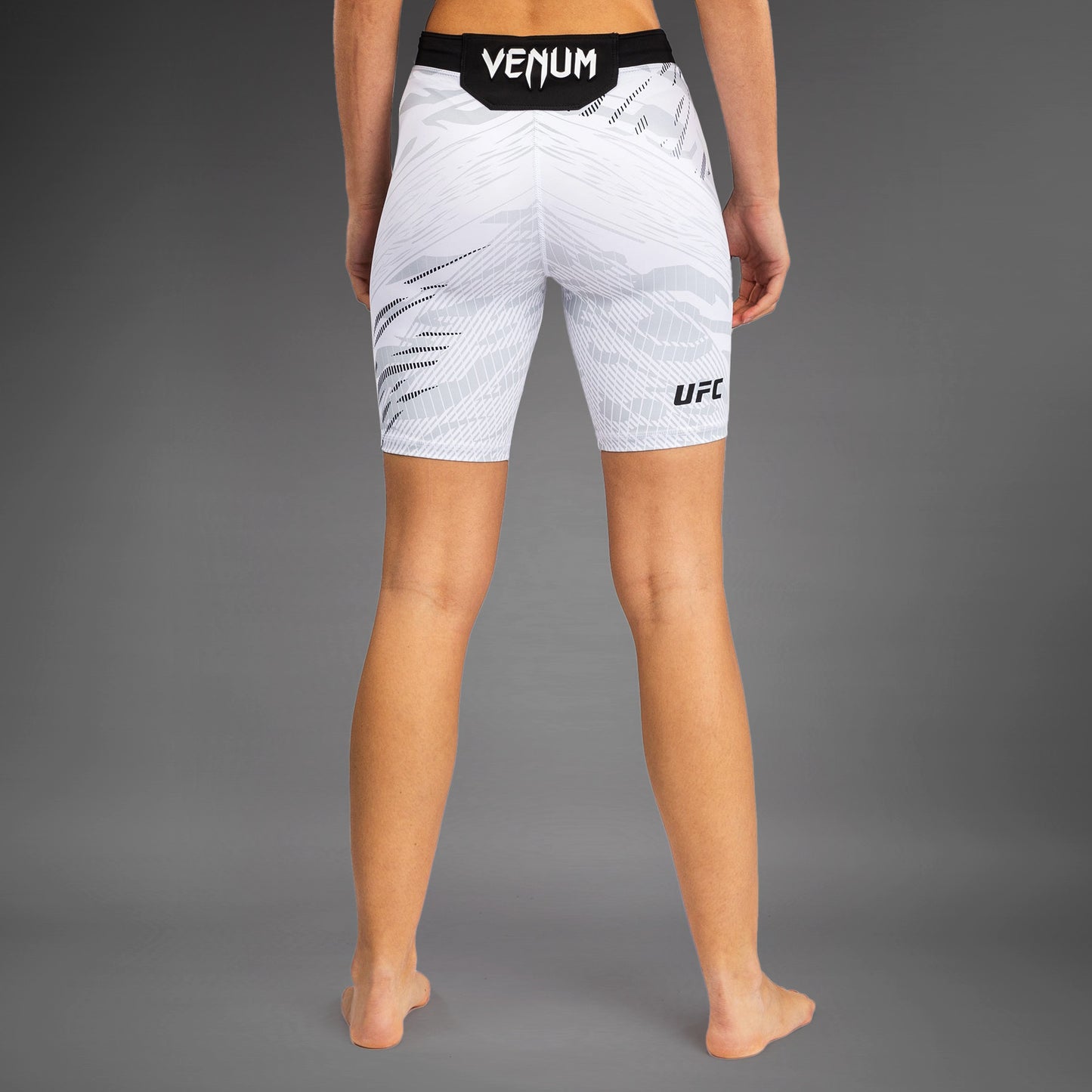 UFC Fusion by Venum Authentic Fight Night Vale Tudo Shorts para Mujer - Ajuste Largo - Blanco