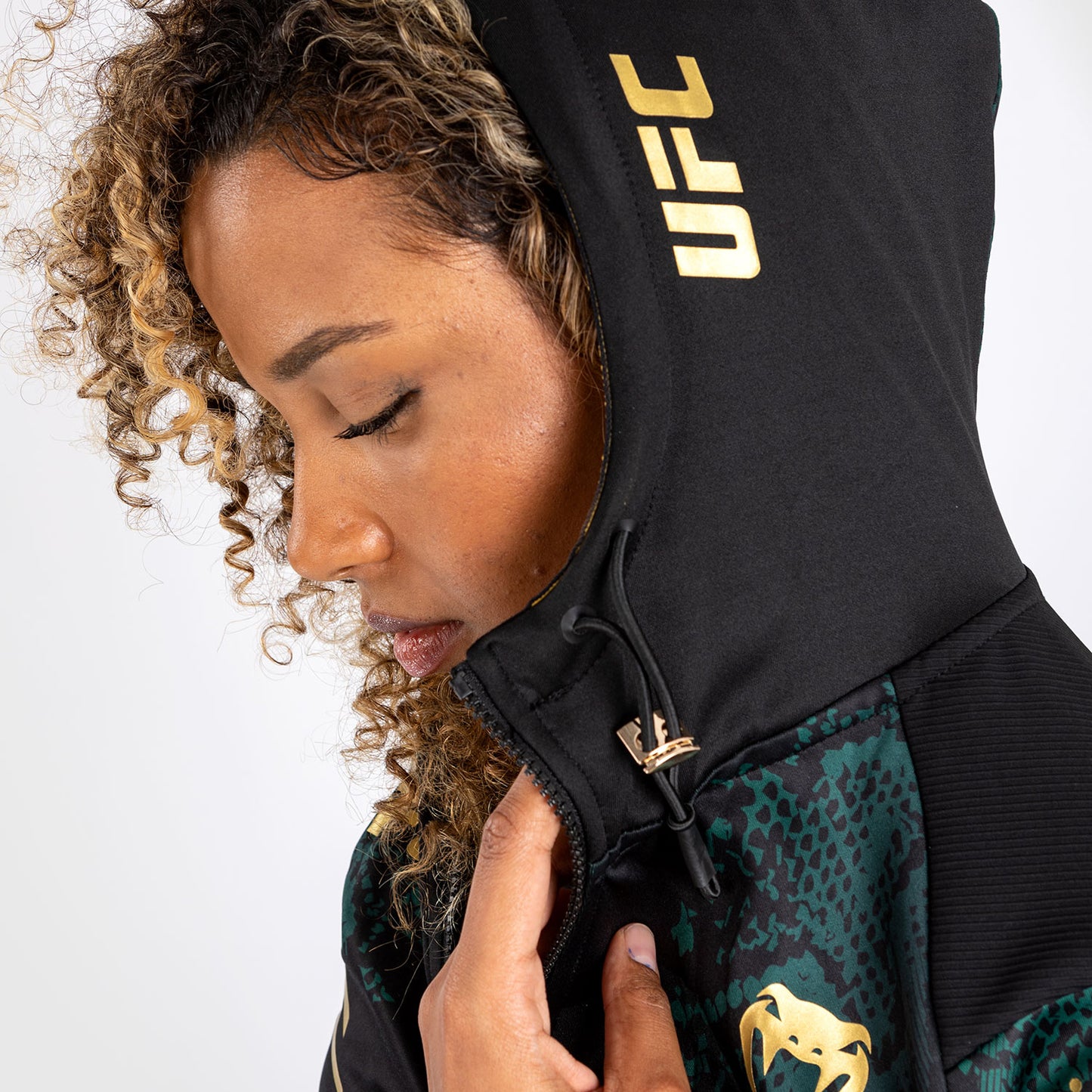 UFC Adrenaline by Venum Personalized Authentic Fight Night Sudadera con capucha Walkout para mujer - Emerald Edition - Verde/Negro/Dorado