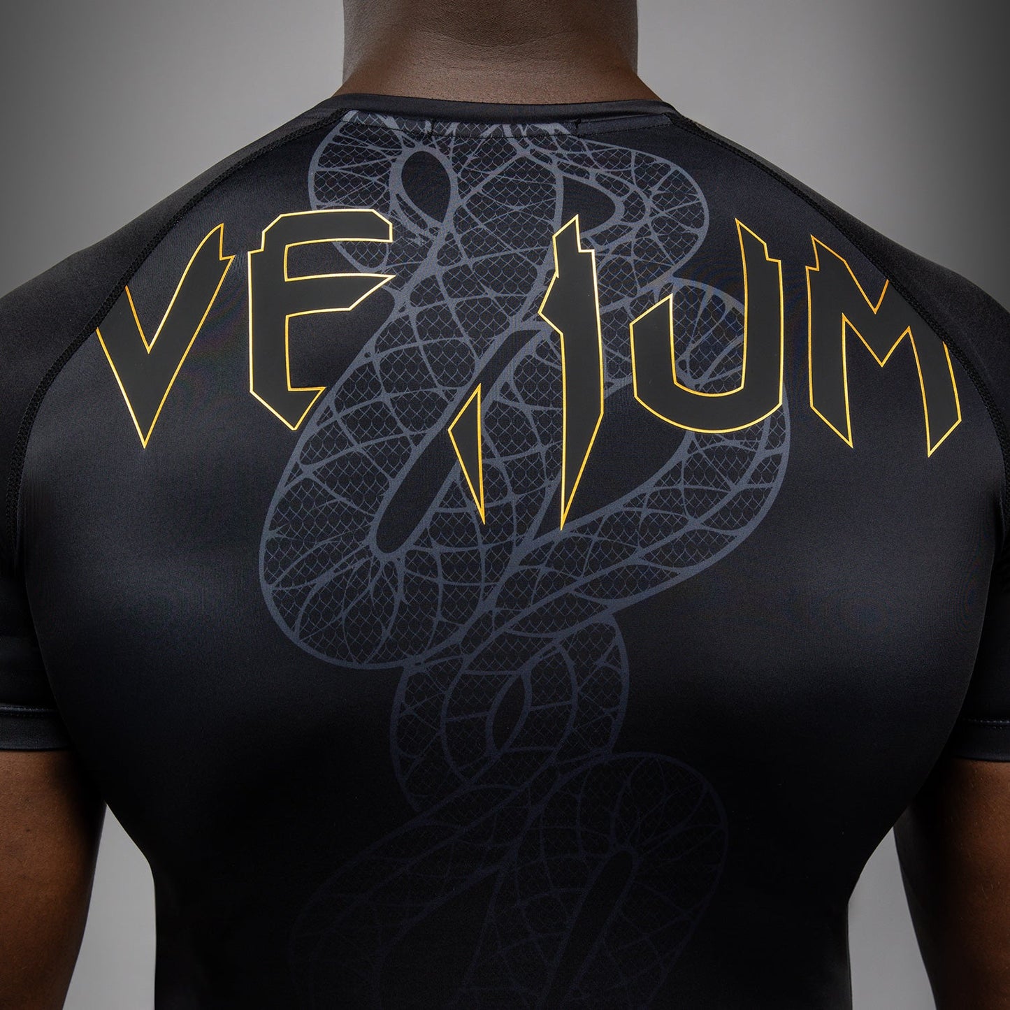 Venum Serpenti Rashguard de Manga Corta – Negro/Plata/Dorado