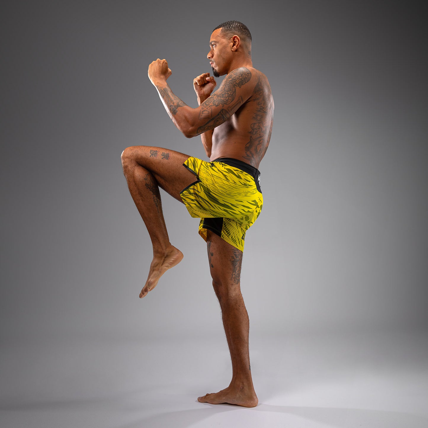 UFC Fusion by Venum Authentic Fight Night Shorts de Lucha para Hombre - Ajuste Corto - Amarillo