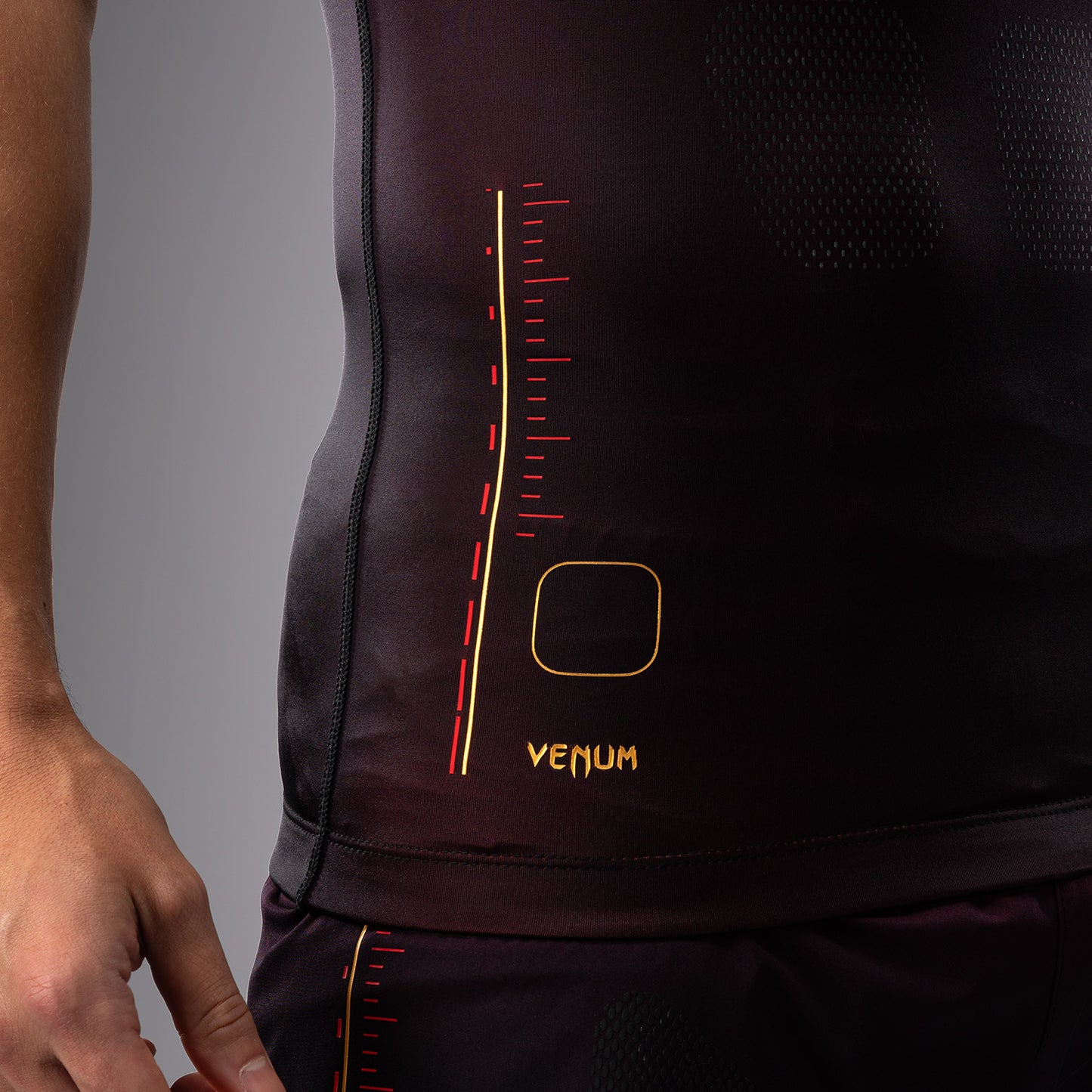 Venum Tactical XT Lycra de manga corta para hombre - Negra/Burdeos/Oro