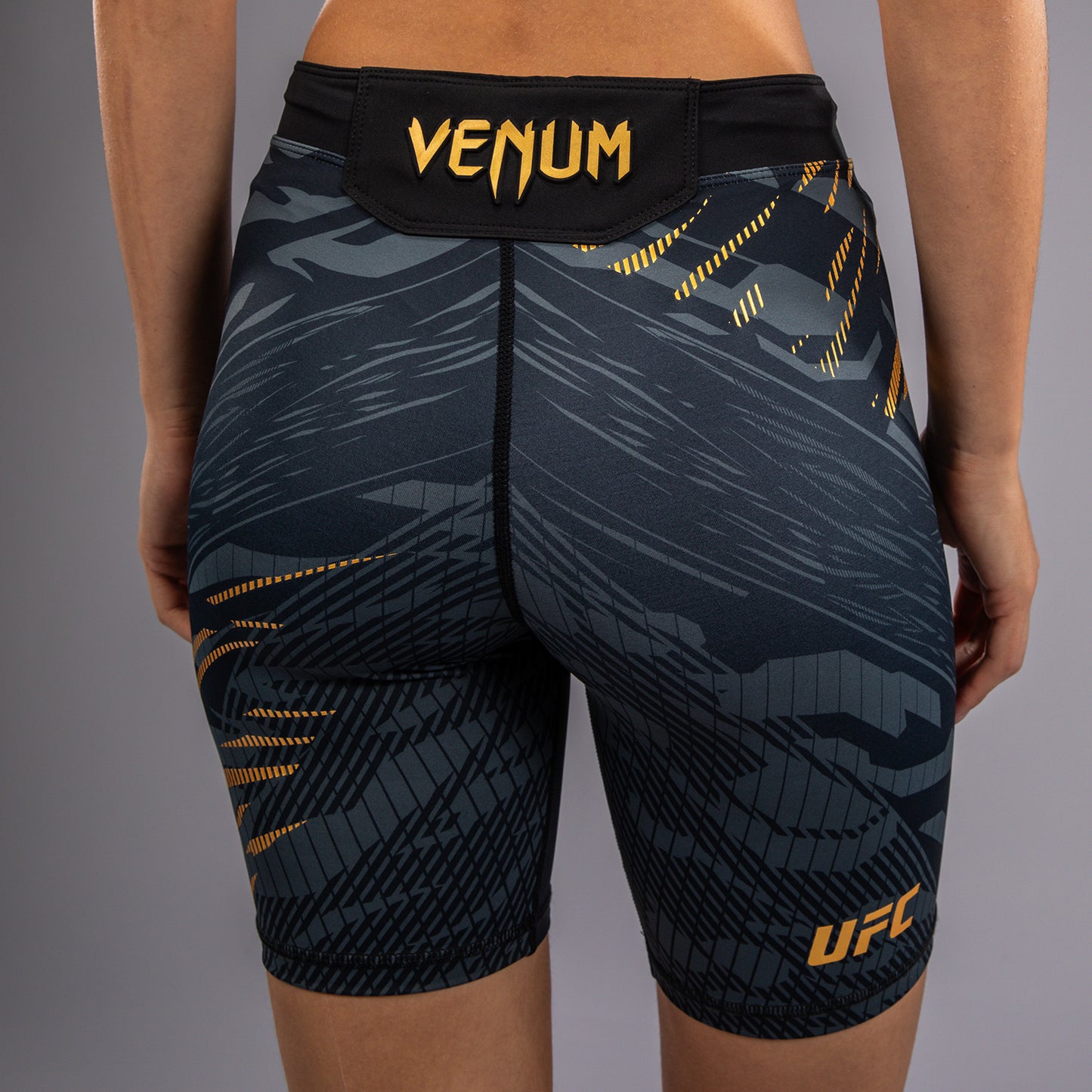 UFC Fusion by Venum Authentic Fight Night Vale Tudo Shorts para Mujer - Ajuste Largo - Champion