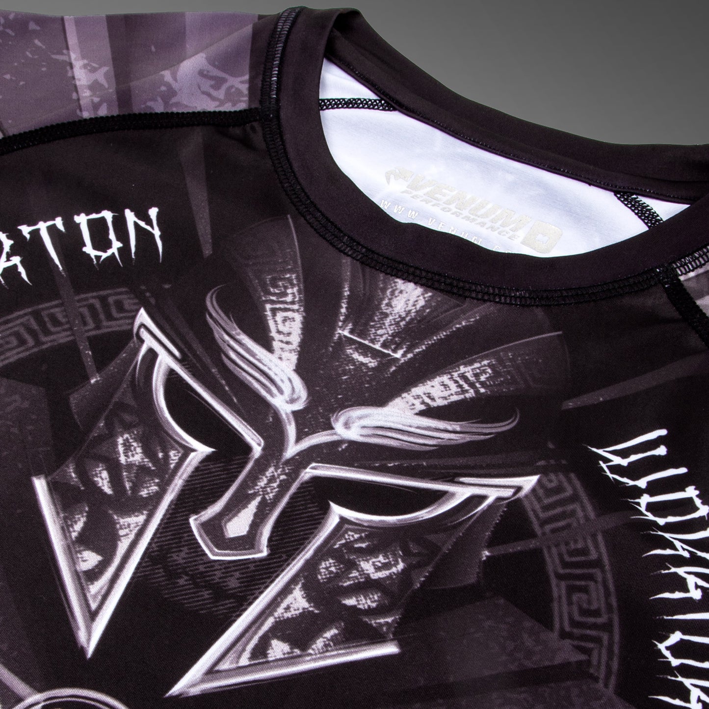 Rashguard Venum Gladiator 3.0 - Mangas Largas - Negro/Blanco