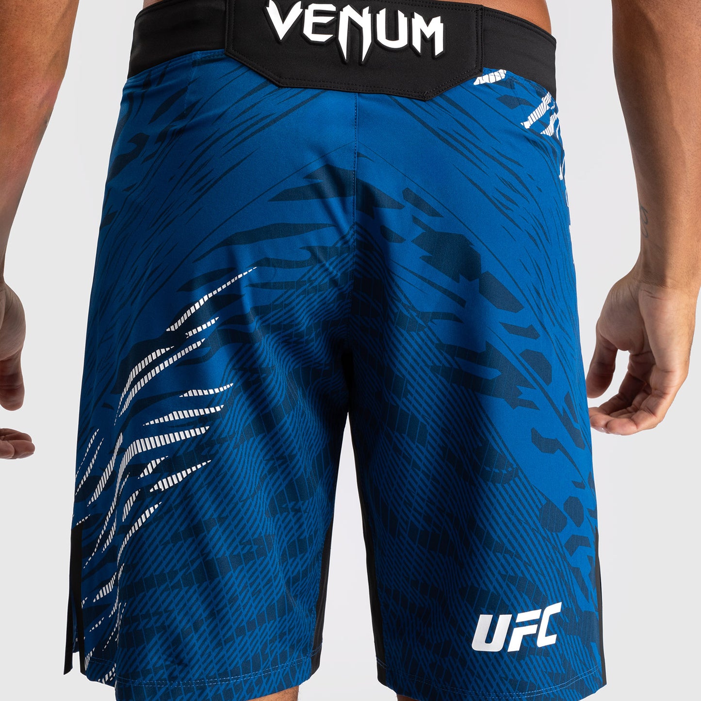 UFC Fusion by Venum Personalizados Authentic Fight Night Shorts de Lucha para Hombre - Ajuste Largo - Azul