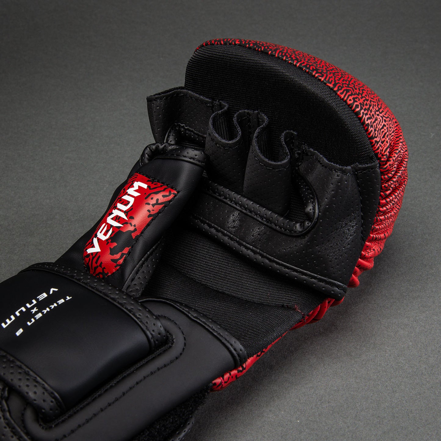 Venum x TEKKEN 8 Guantes de sparring Kazuya - Rojo/Negro
