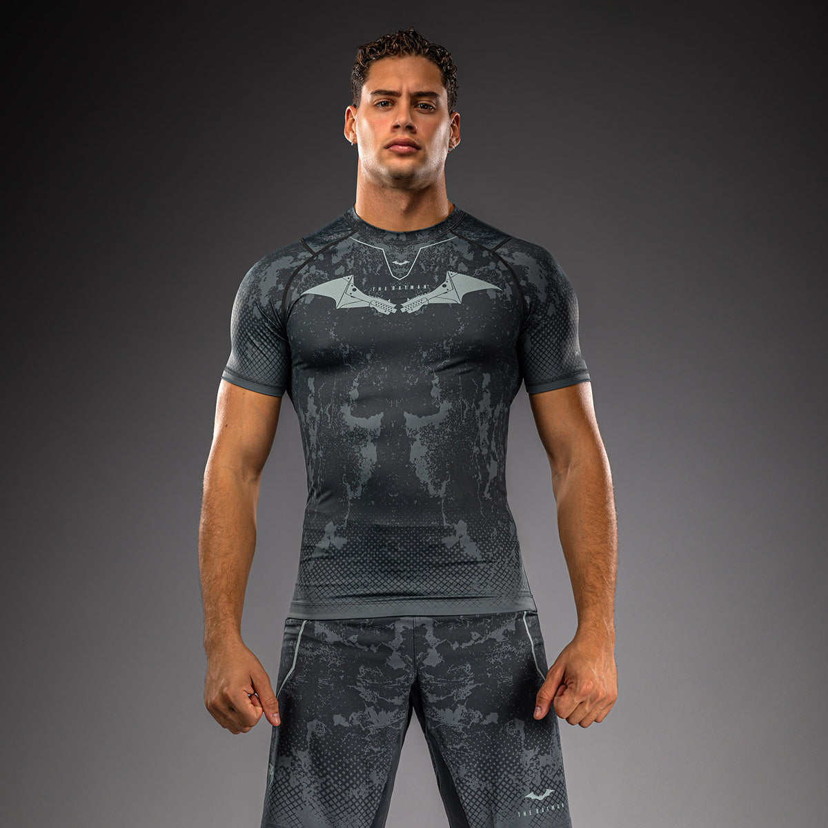 Venum x Batman Rashguard de manga corta - Gris