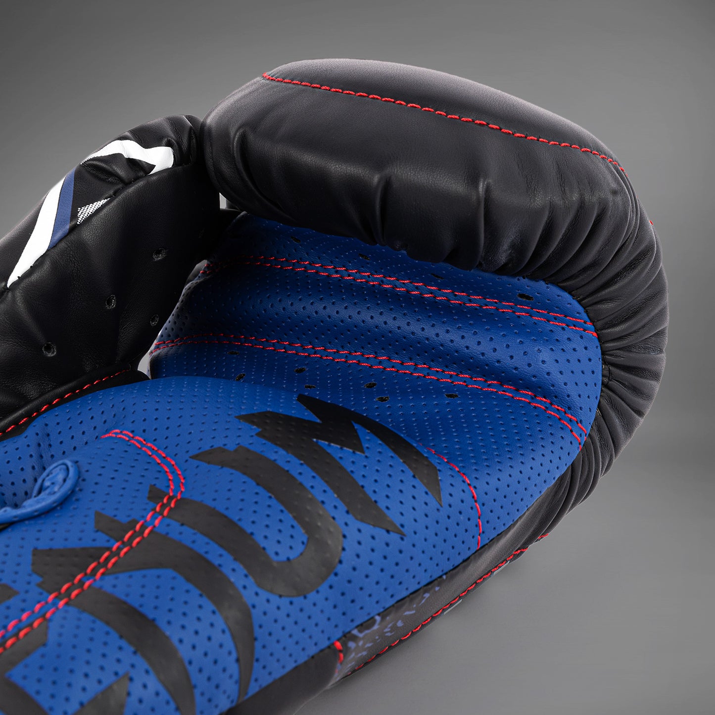 Venum x TEKKEN 8 - Jin Kazama Guantes de Boxeo - Azul/Negro/Blanco