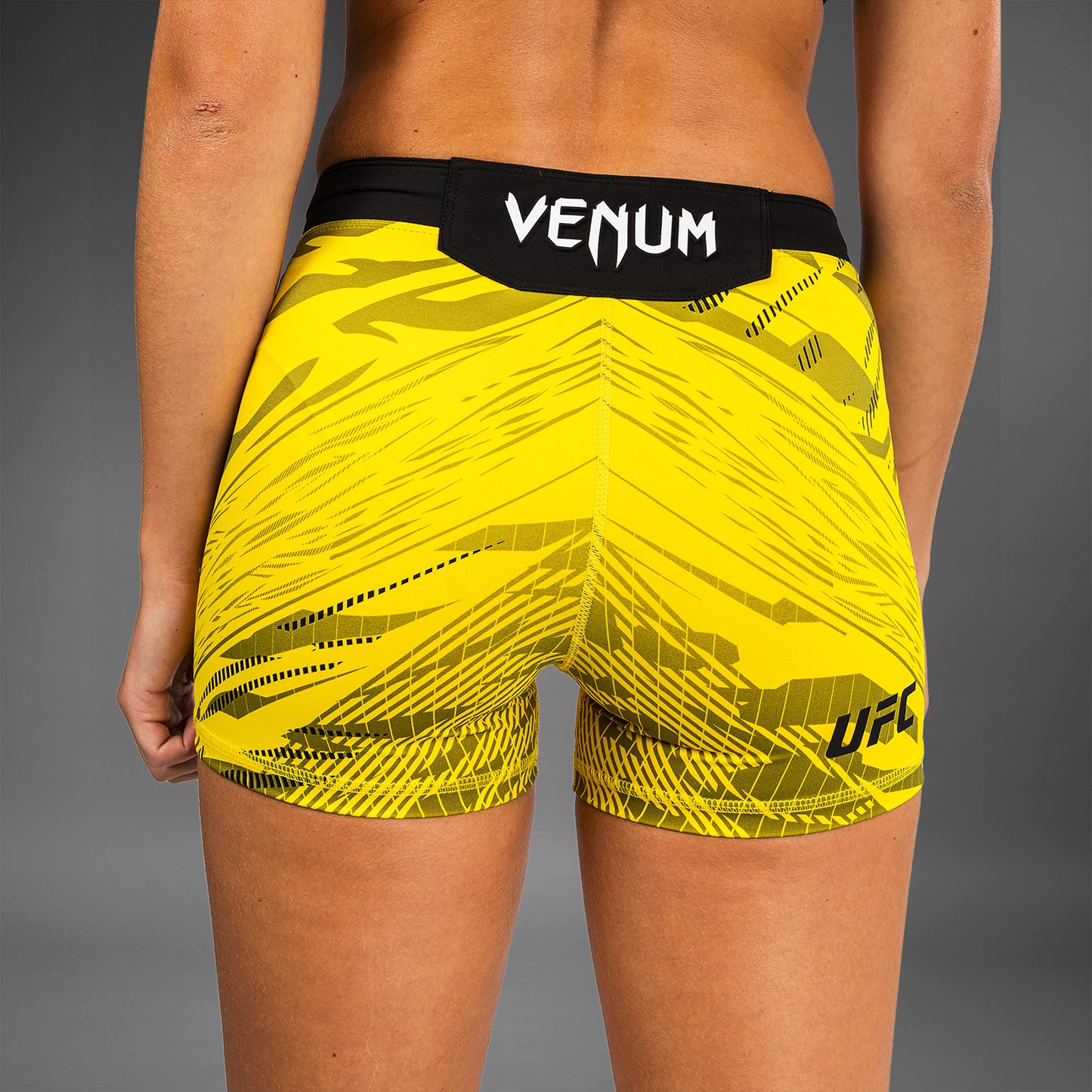 UFC Fusion by Venum Authentic Fight Night Vale Tudo Shorts para Mujer - Ajuste Corto - Amarillo