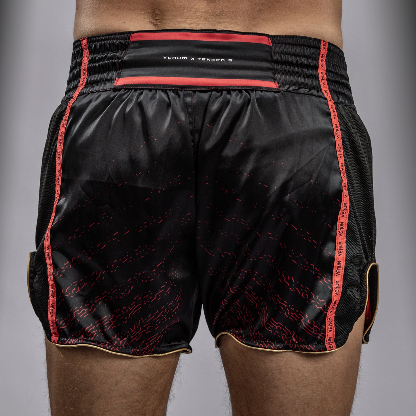 Venum x TEKKEN 8 - Marshall Law Muay Thai Shorts - Negro/Rojo/Dorado