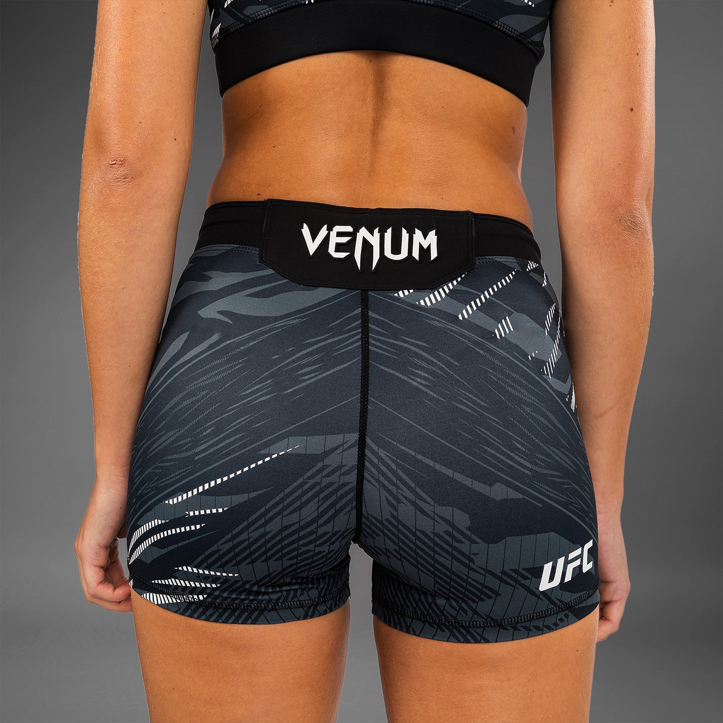 UFC Fusion by Venum Authentic Fight Night Vale Tudo Shorts para Mujer - Ajuste Corto - Negro