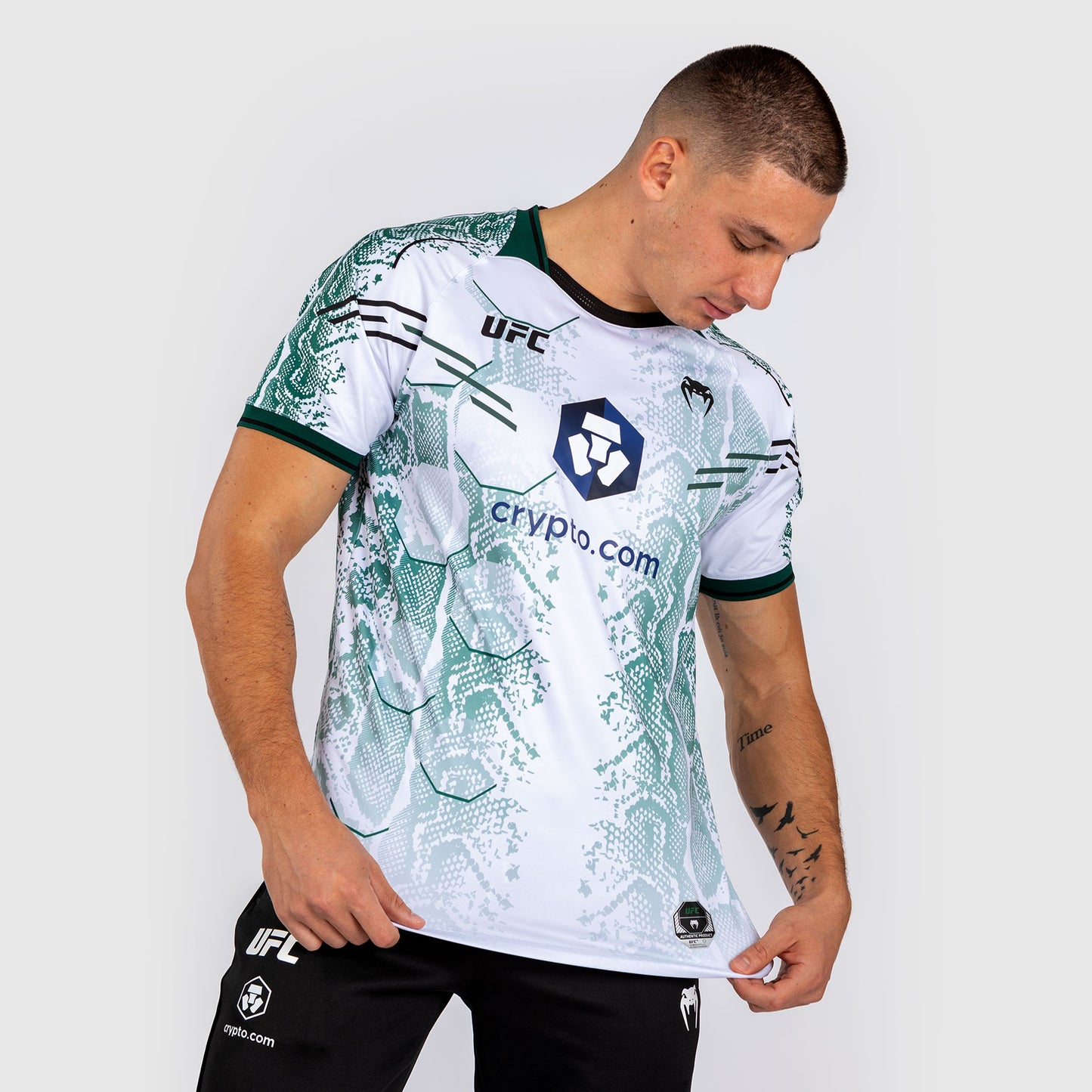 UFC Adrenaline by Venum Authentic Fight Night Jersey para Hombre - Emerald Edition - Blanco/Verde