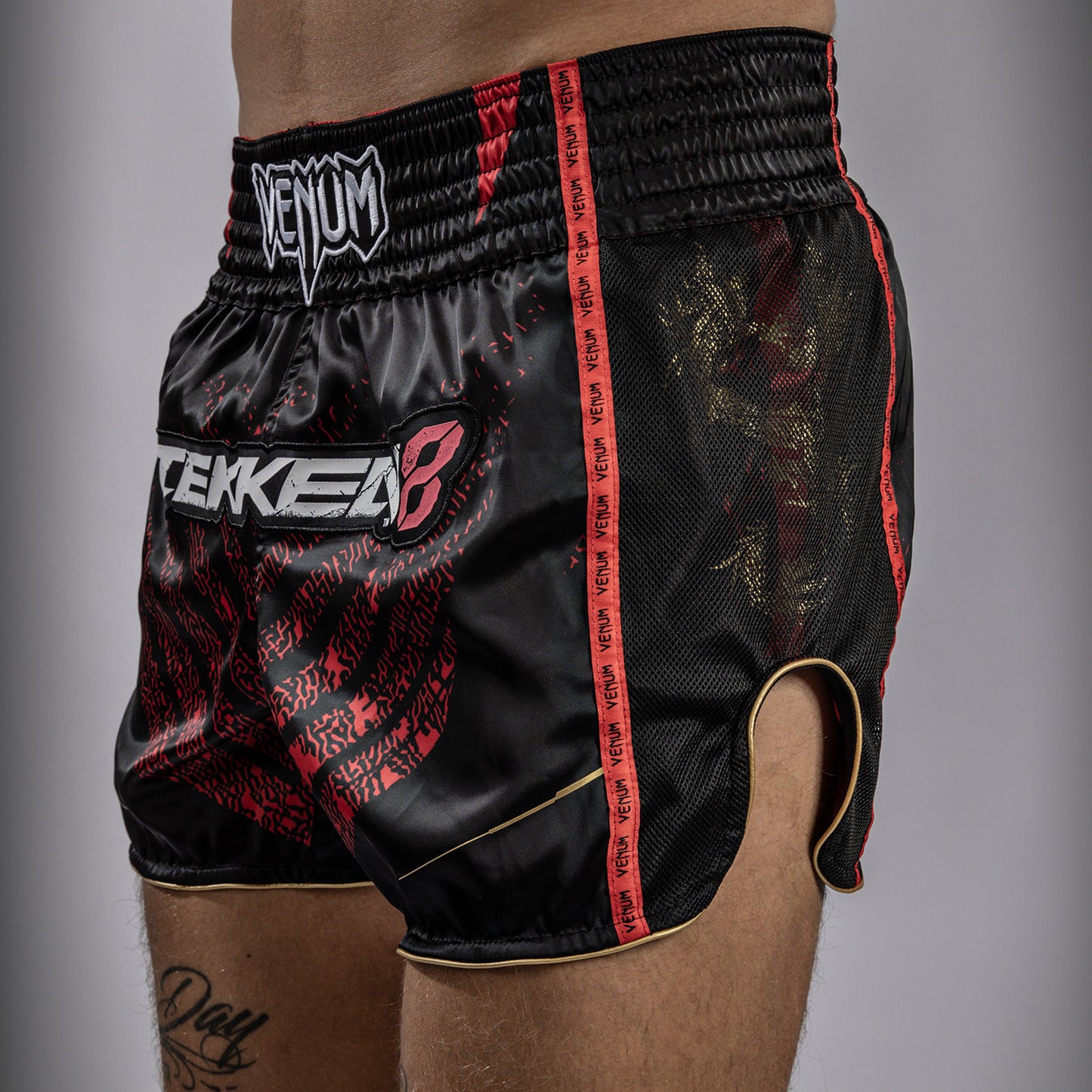 Venum x TEKKEN 8 - Marshall Law Muay Thai Shorts - Negro/Rojo/Dorado