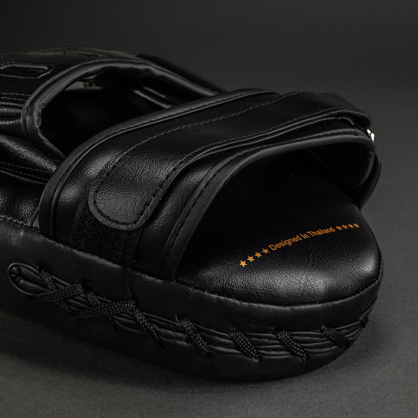 Venum Light Manoplas de Entrenamiento (Par) - Negro/Oro