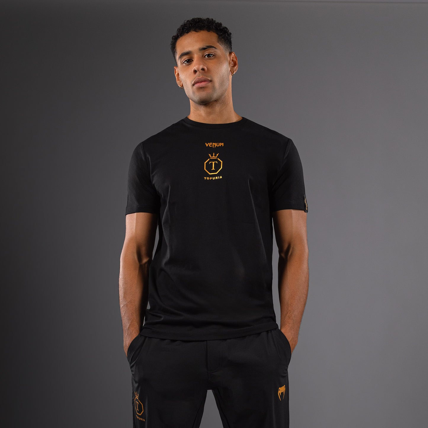 Venum x Topuria Unmatched Edition Camiseta - Negro/Dorado