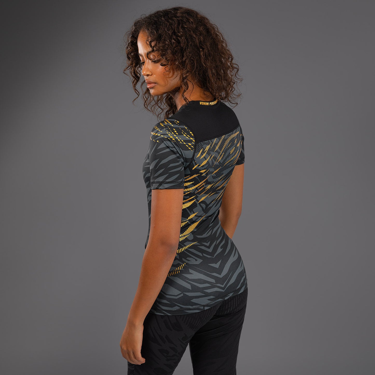 UFC Fusion by Venum Authentic Fight Night Rashguard de Manga Corta de Rendimiento para Mujer - Champion