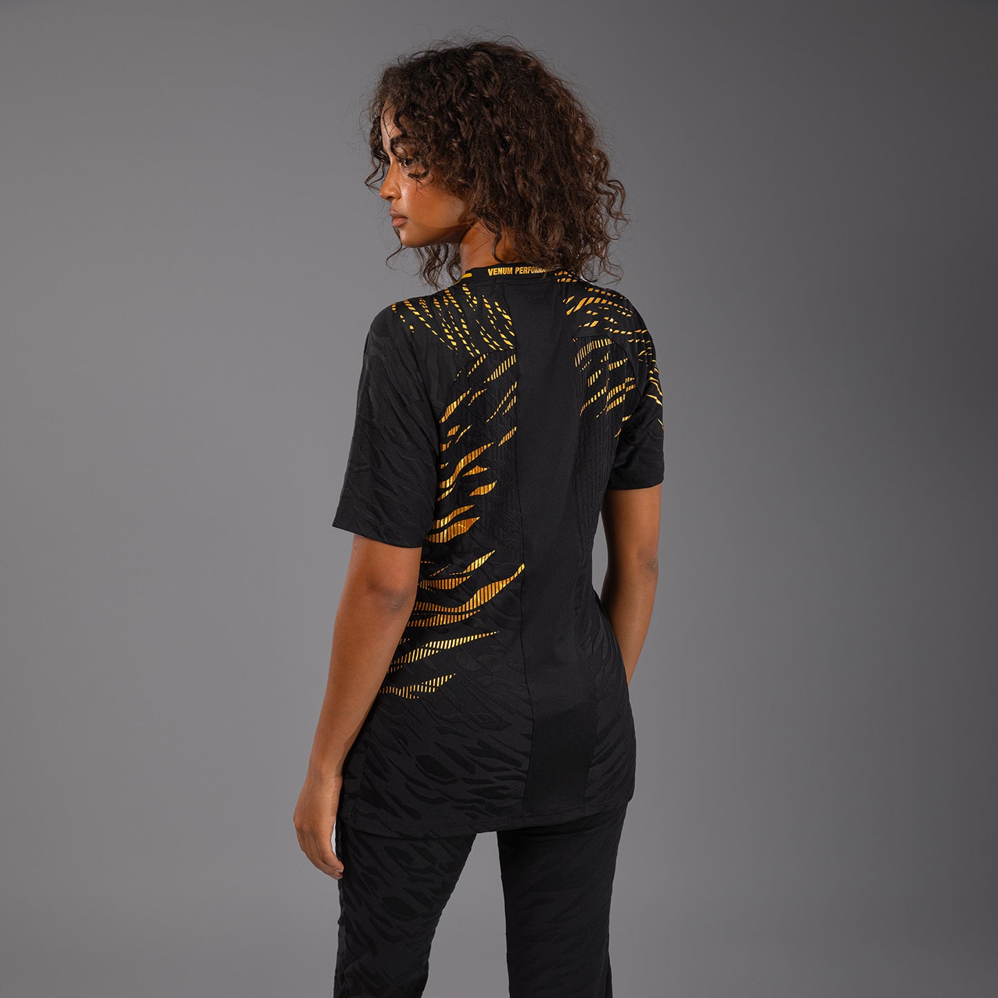 UFC Fusion by Venum Authentic Fight Night Camiseta de Salida para Mujer - Champion
