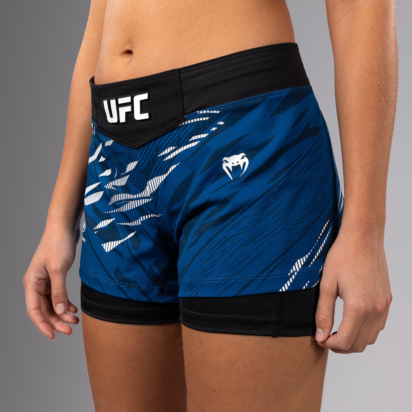 UFC Fusion by Venum Authentic Fight Night Shorts de Lucha para Mujer - Azul