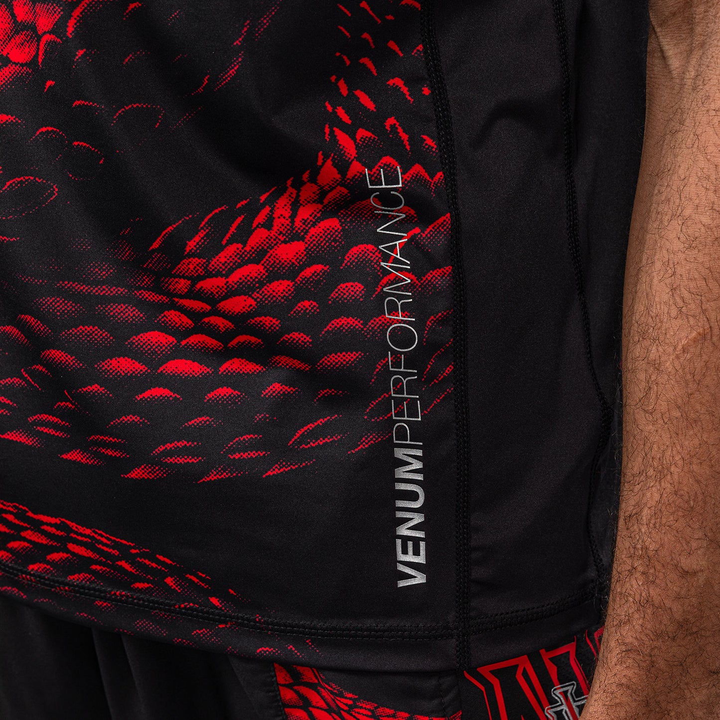 Venum Matupa Camiseta Dry Tech - Negro/Rojo/Gris Plateado