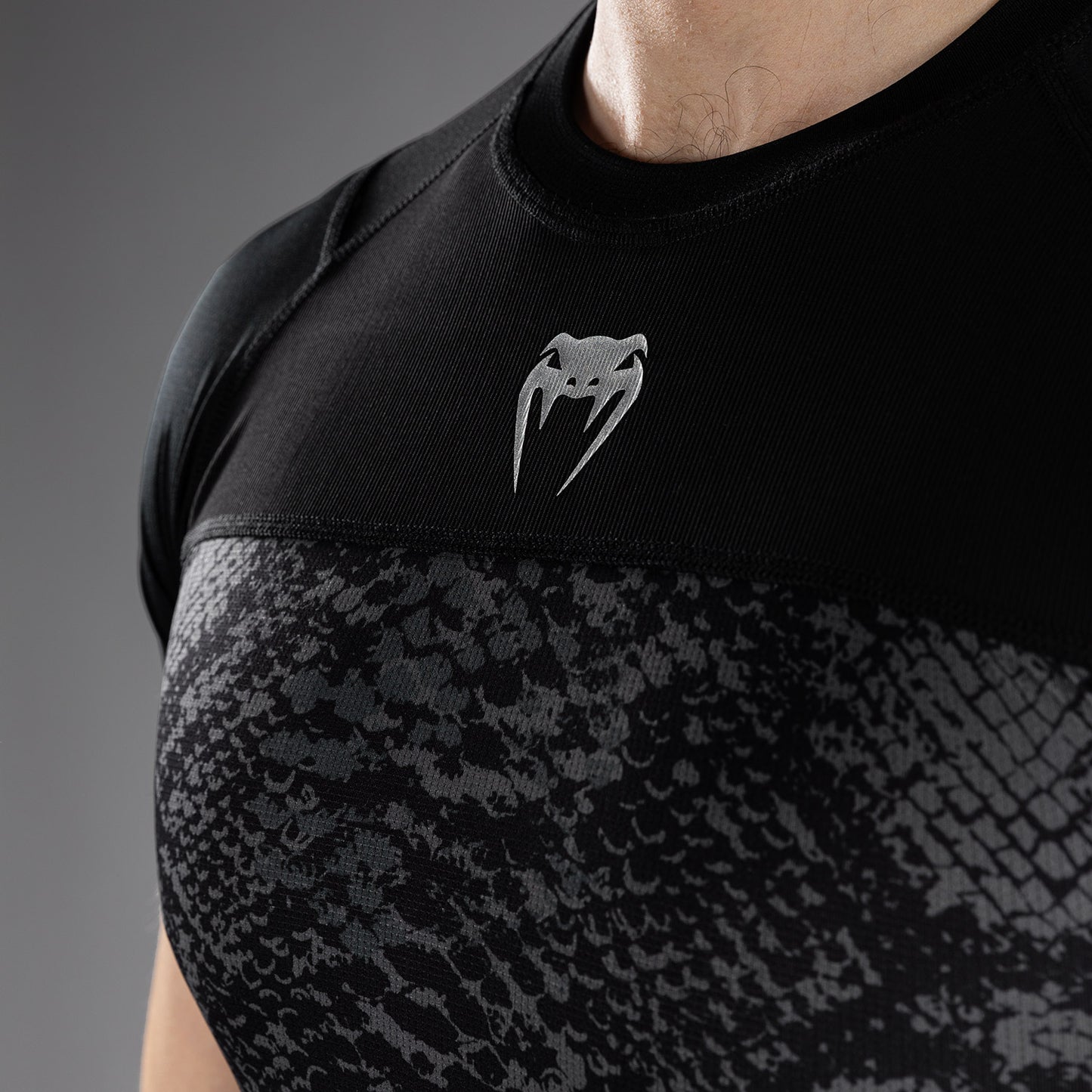 Venum G-Fit Scales Rashguard Manga Corta – Negro/Gris Carbón