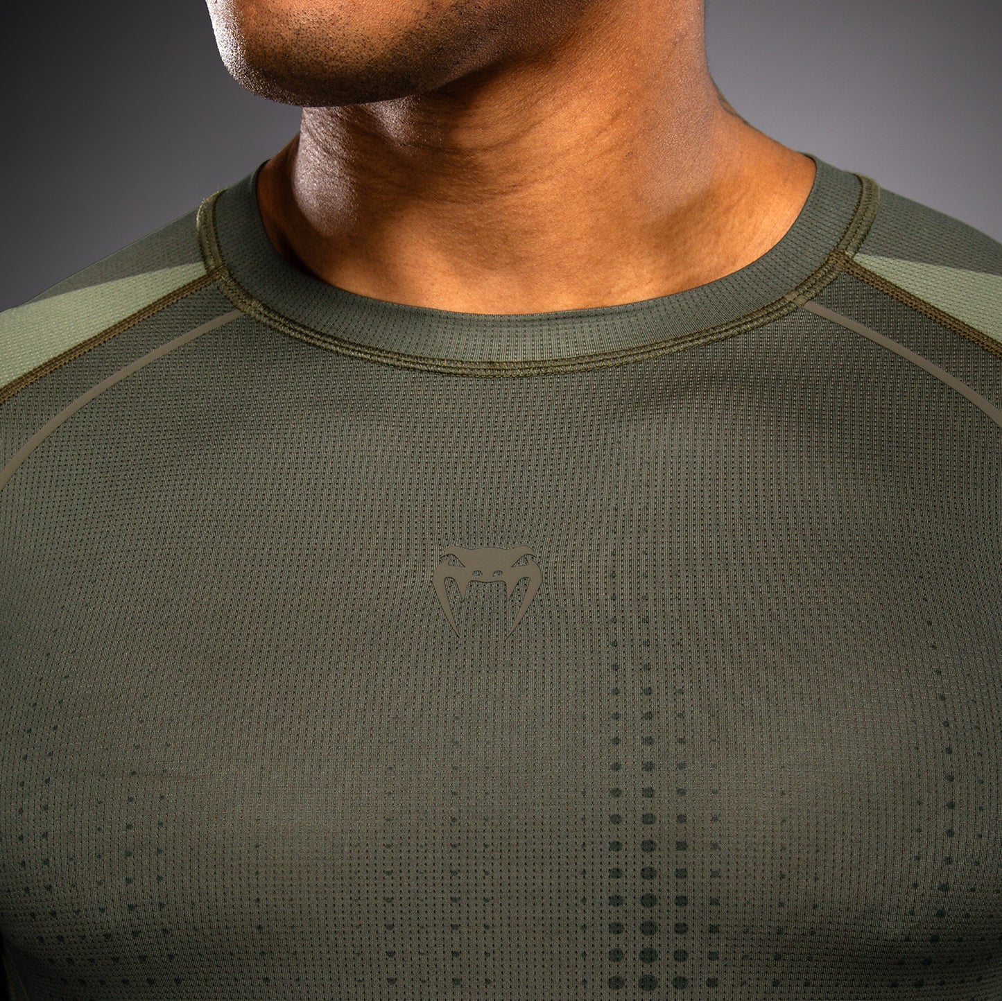 Venum Stealth Rashguard Manga Larga – Caqui/Verde Oscuro