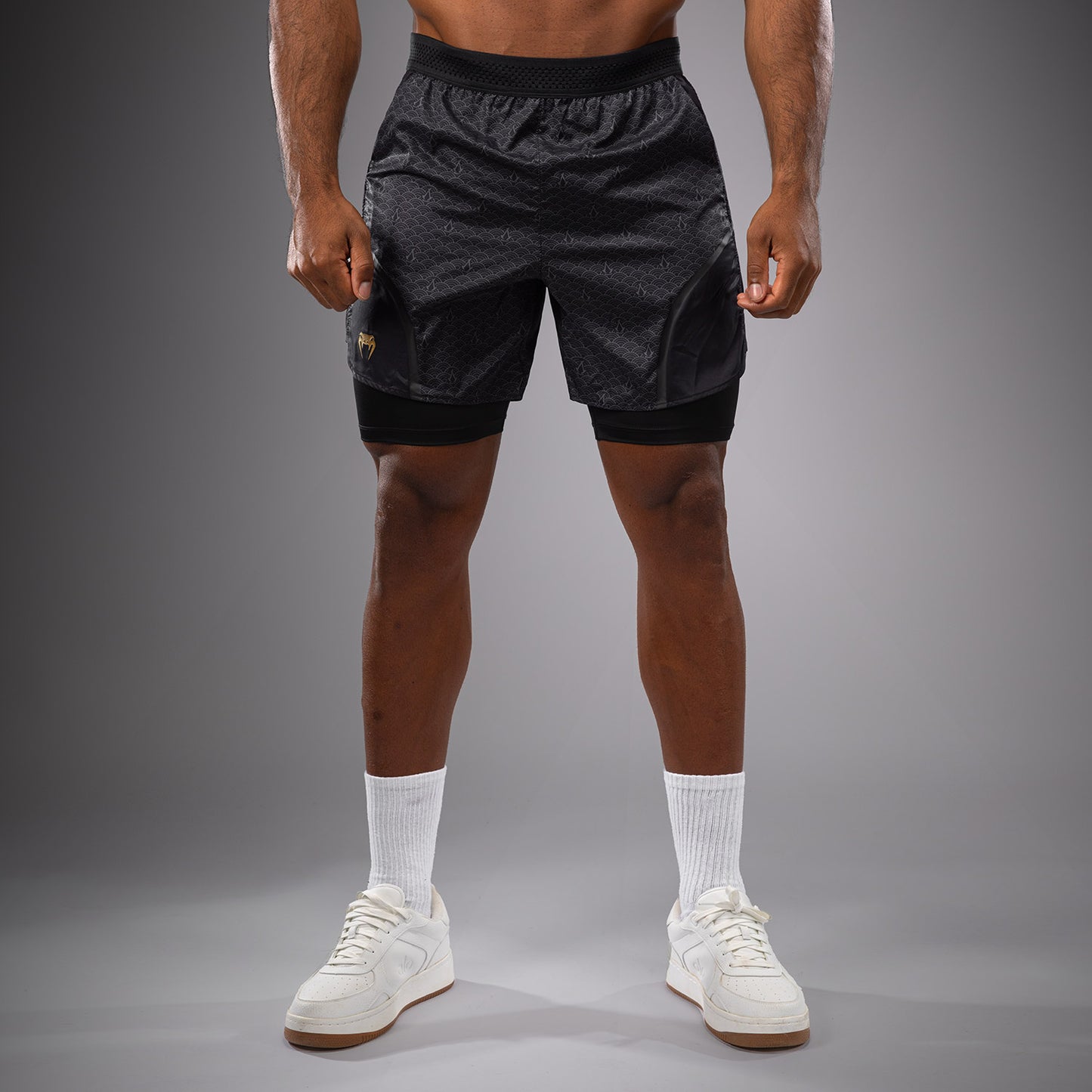 Venum x Assassin’s Creed Shadows Pantalón Corto de Entrenamiento Hombre - Negro/Dorado