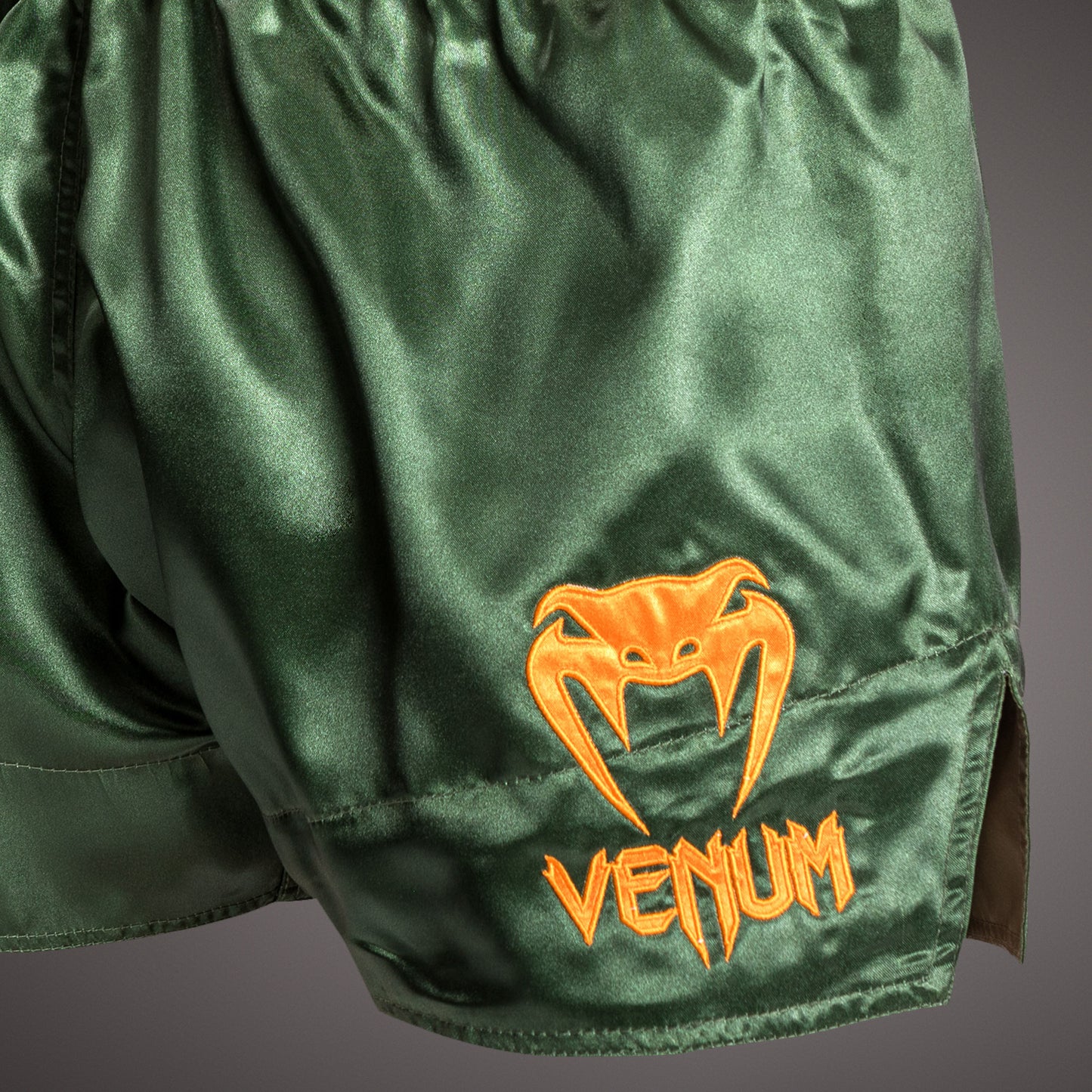Venum Classic Pantalón corto de muay thai - Verde/Dorado/Negro
