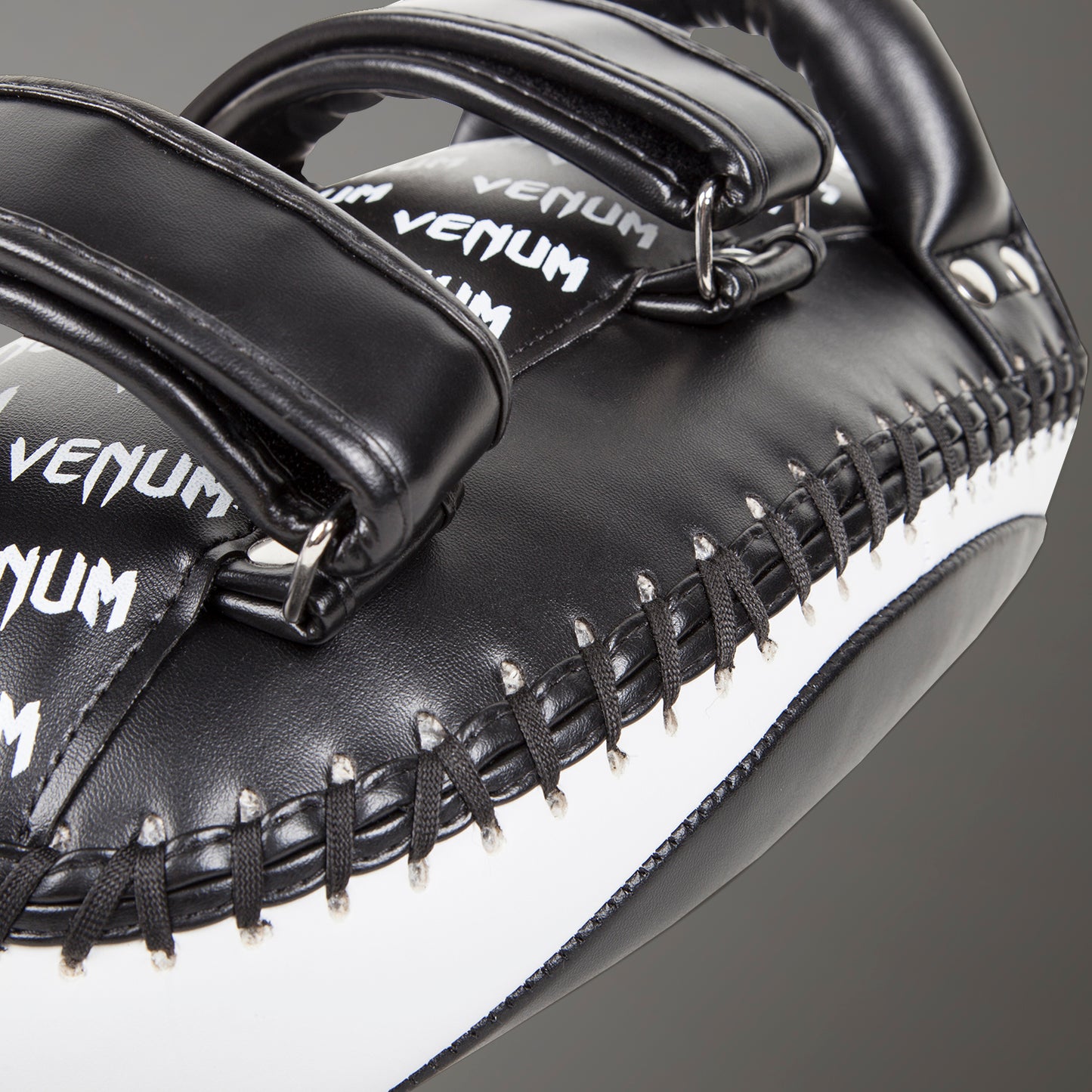 Venum Light Kick Pads – Piel Skintex – Negro/Hielo (Par)