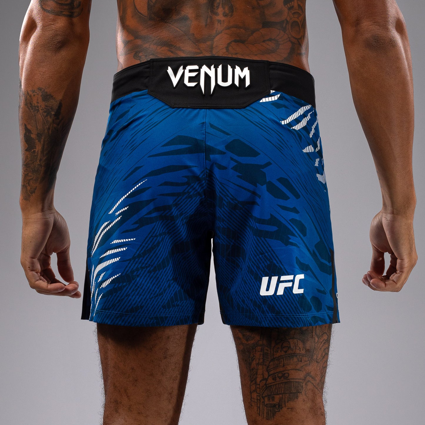 UFC Fusion by Venum Authentic Fight Night Shorts de Lucha para Hombre - Ajuste Corto - Azul