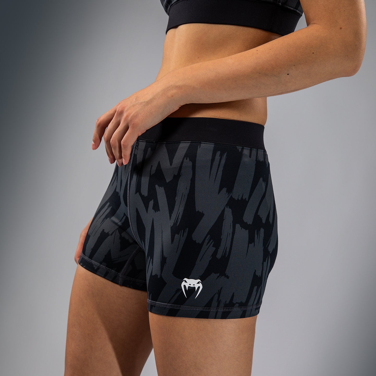 Venum Graffiti Shorts de Compresión para Mujer - Carbón Urbano