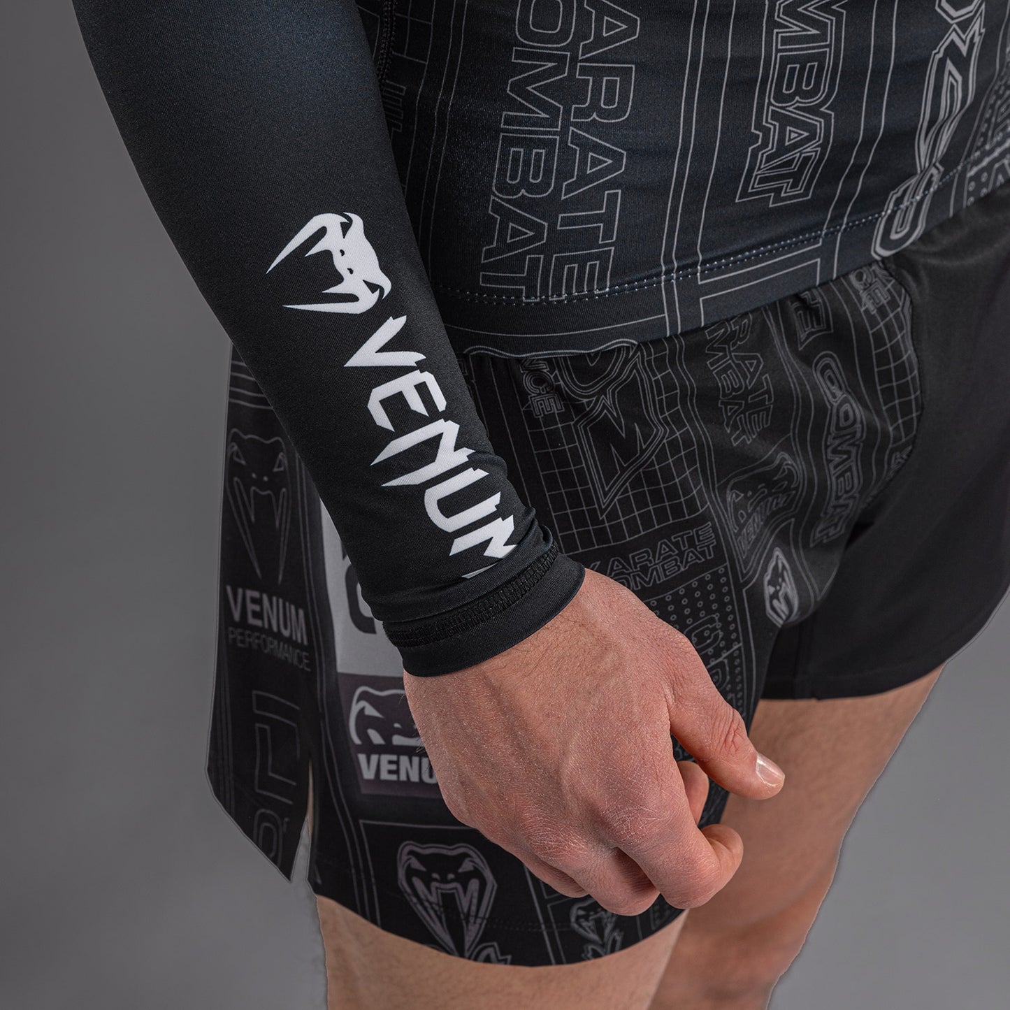 Karate Combat by Venum Rashguard Manga Larga – Negro/Gris