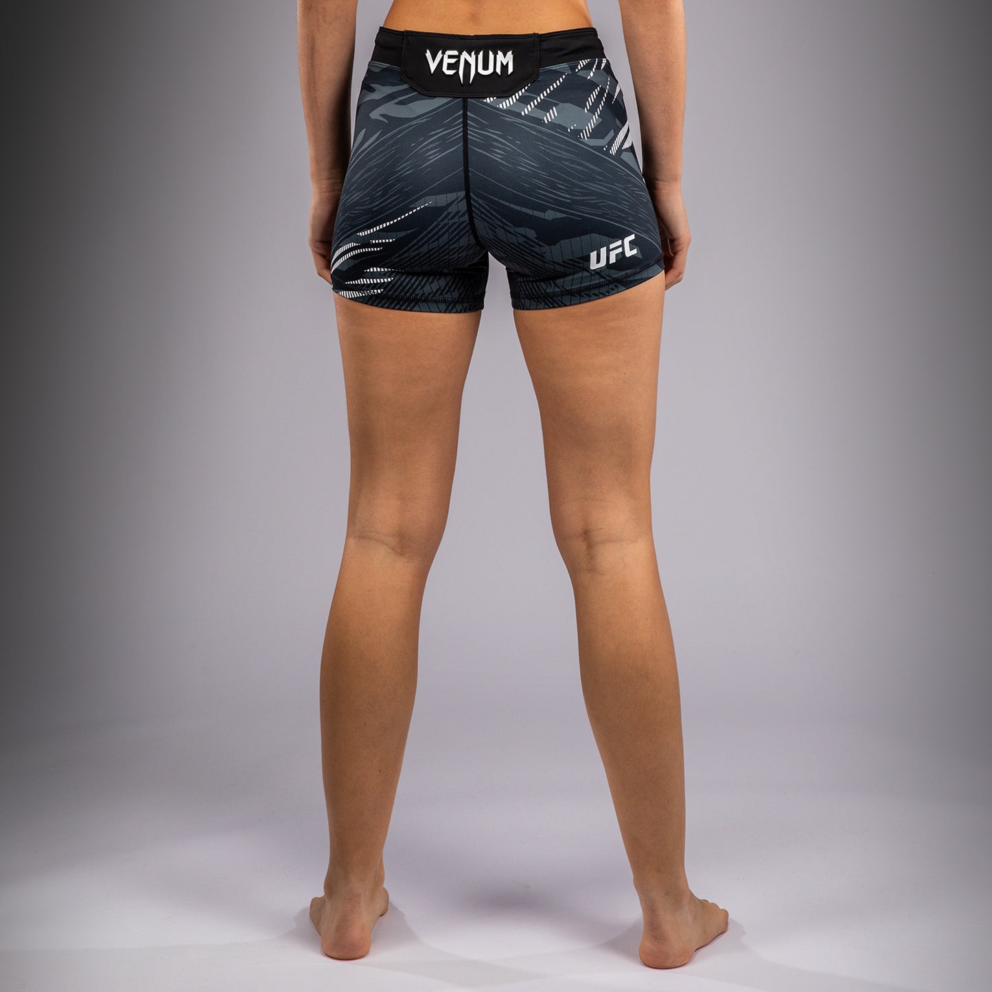 UFC Fusion by Venum Authentic Fight Night Vale Tudo Shorts para Mujer - Ajuste Corto - Negro