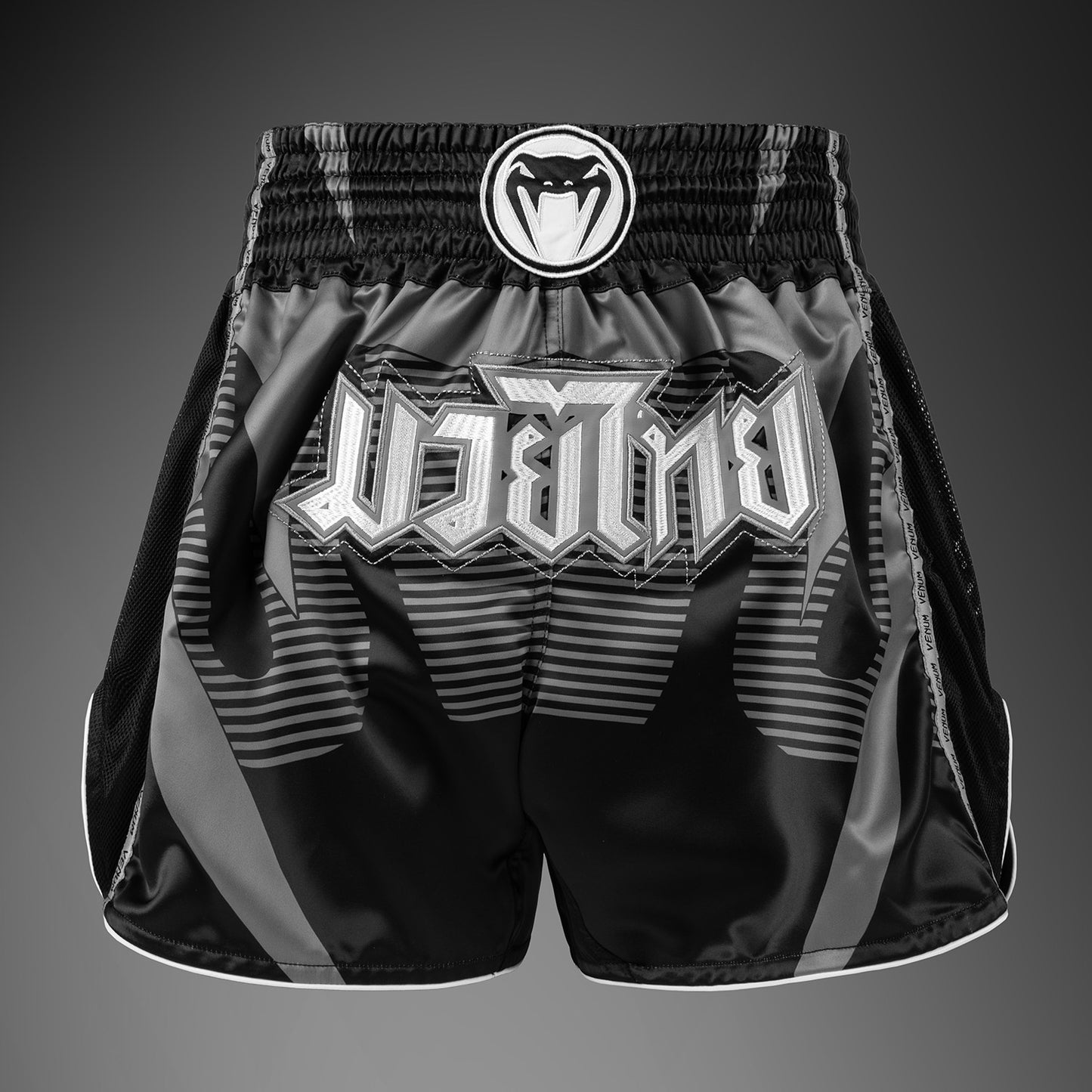 Venum Adrenaline Pantalones Cortos Muay Thai – Negro/Gris Plateado