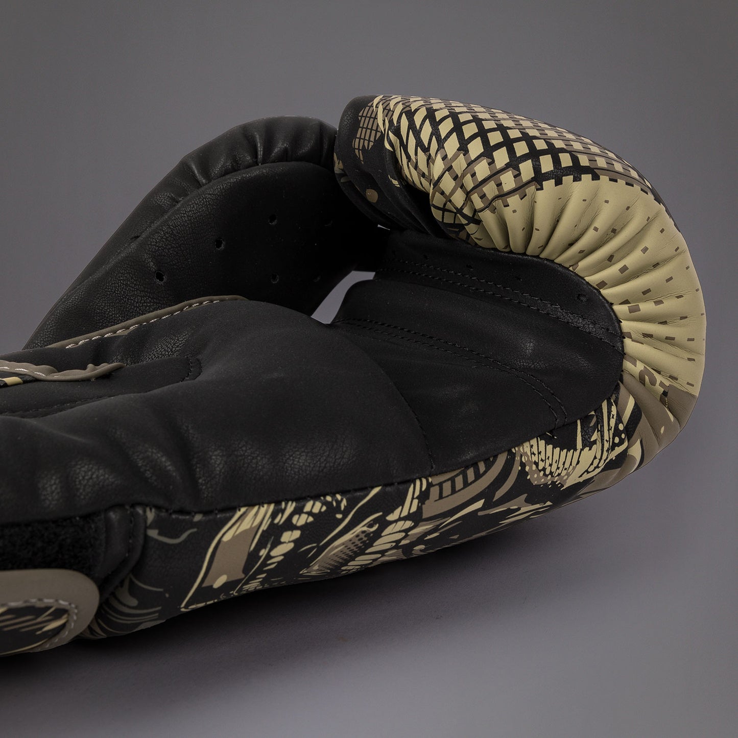Venum Invader Guantes de Boxeo - Negro/Sand